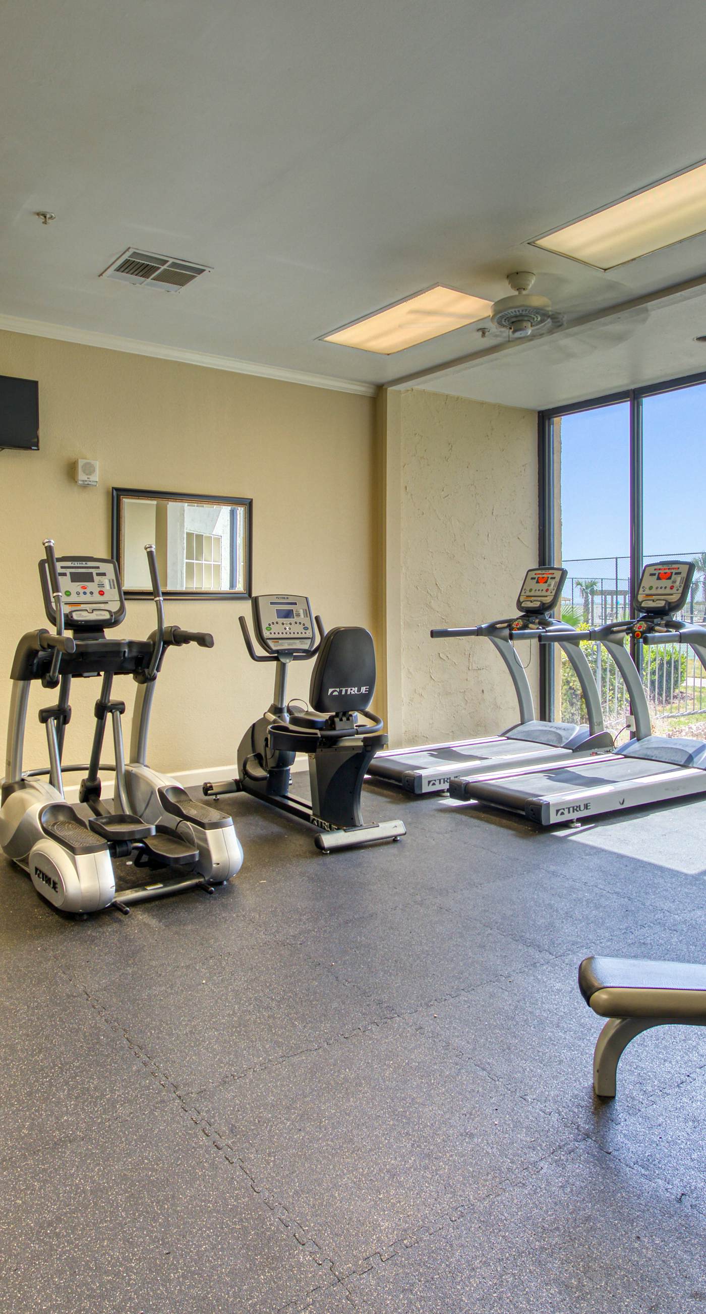 Snowbird-friendly condo with WiFi, on-site pools, hot tub, golf, & tennis