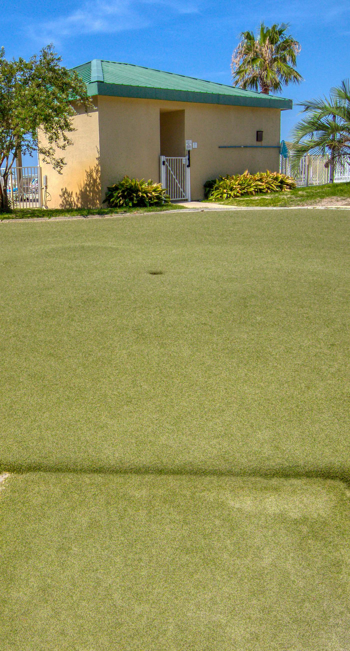 Snowbird-friendly condo with WiFi, on-site pools, hot tub, golf, & tennis