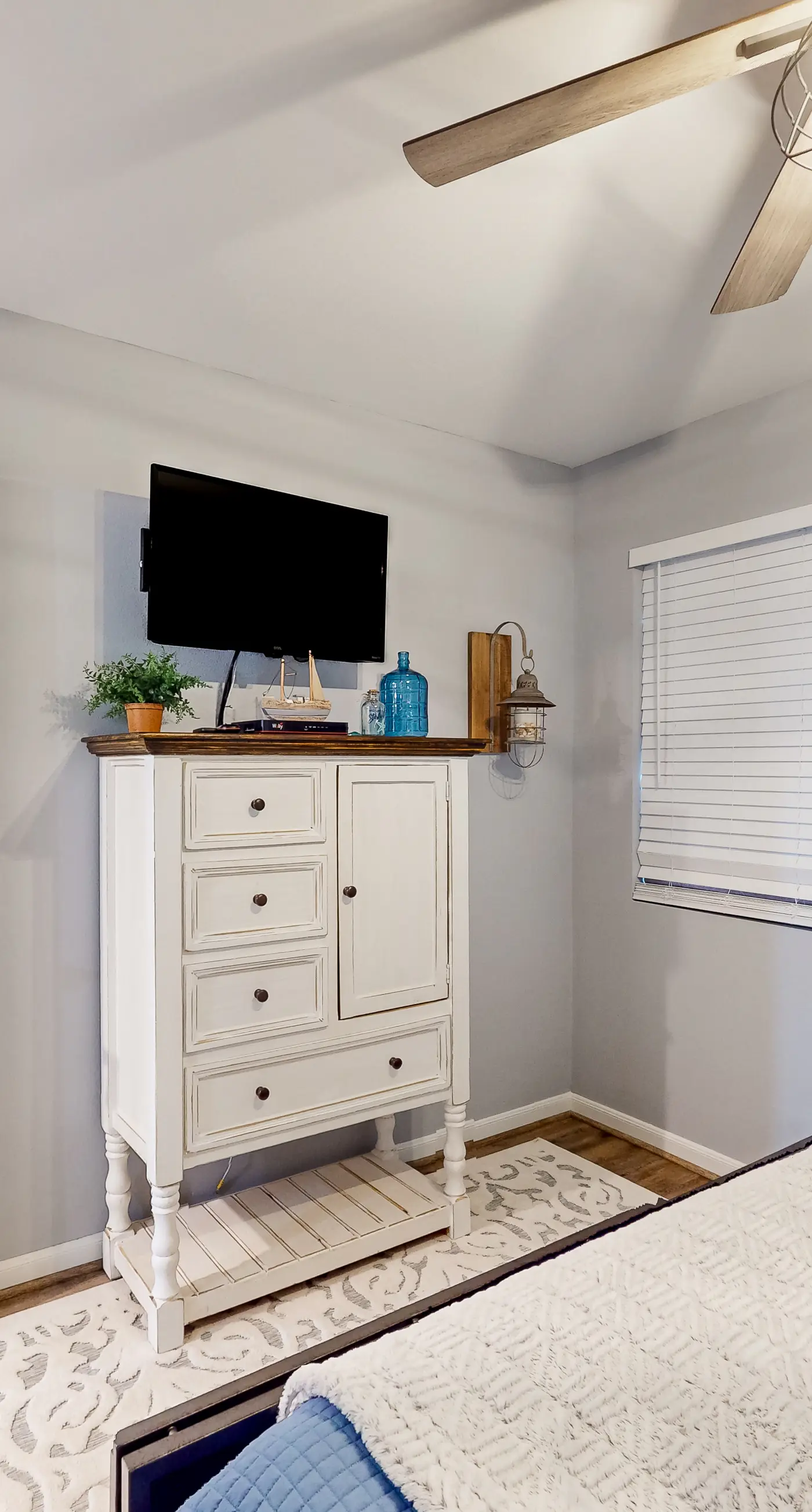 Renovated Gulf-side condo with pools, hot tub, & fitness center