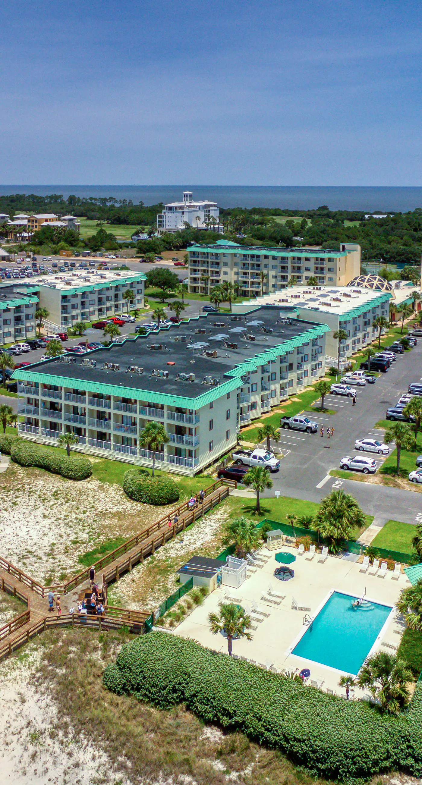 Renovated Gulf-side condo with pools, hot tub, & fitness center