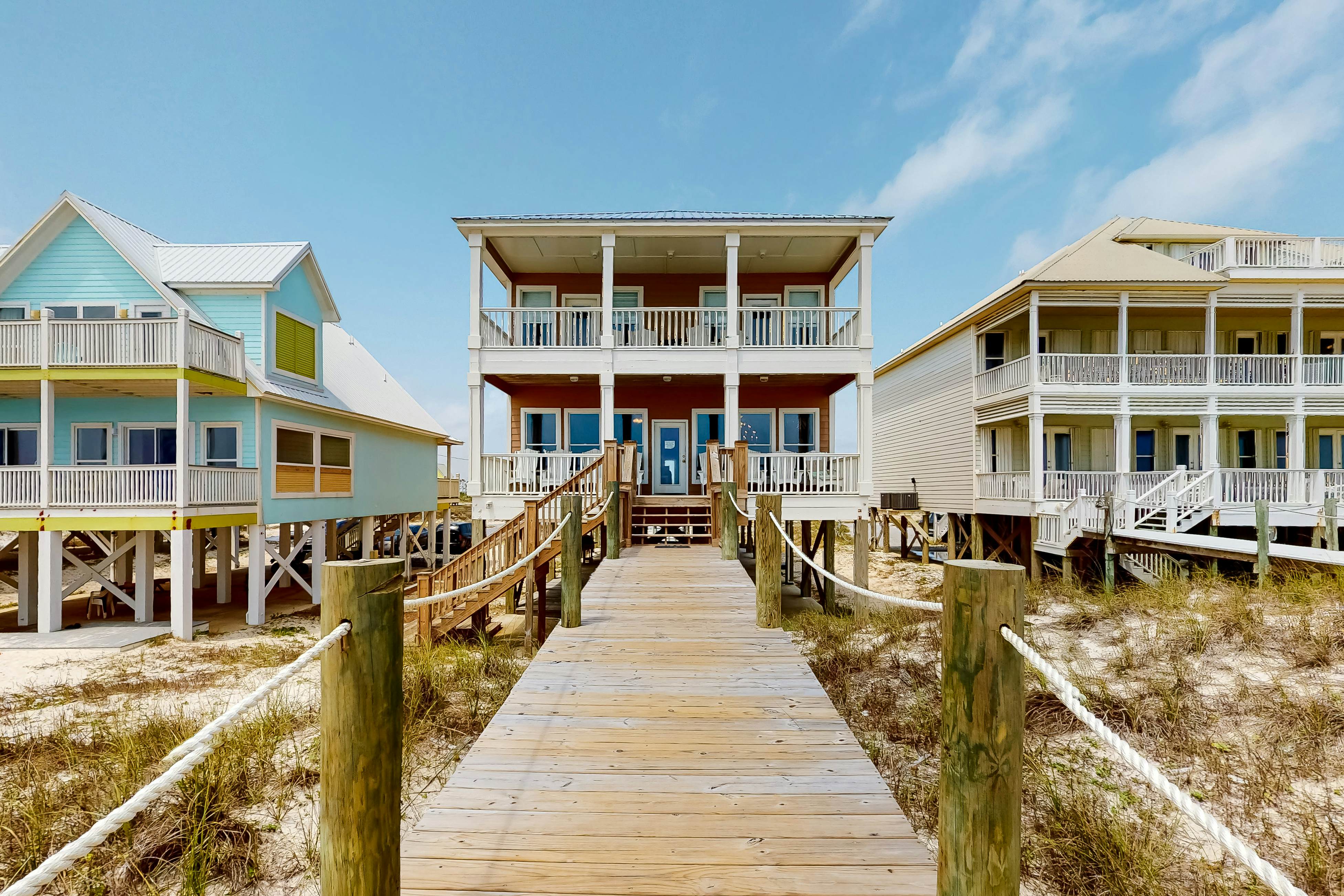 Unforgettable Beachfront Condo wBalcony, Gulf Views, AC, Shared Pool, Hot Tub