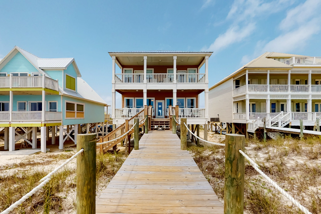 Unforgettable Beachfront Condo wBalcony, Gulf Views, AC, Shared Pool, Hot Tub