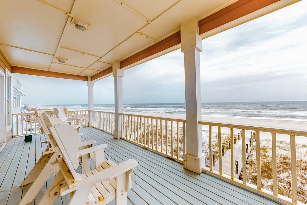 Unforgettable Beachfront Condo wBalcony, Gulf Views, AC, Shared Pool, Hot Tub