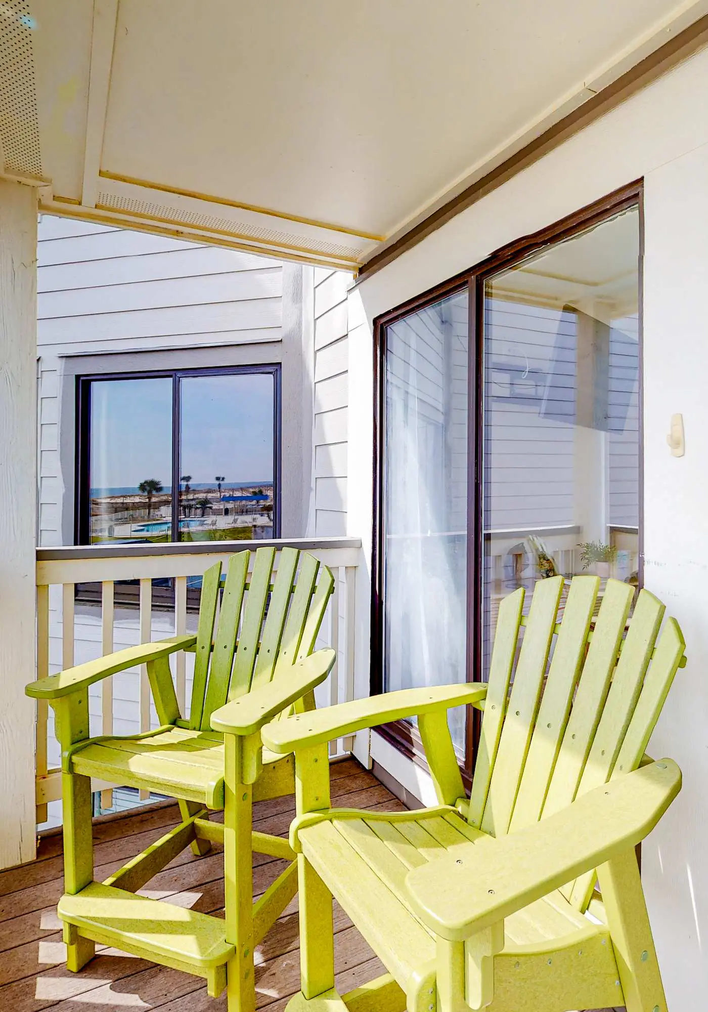 Second-floor condo with pool, hot tub, ocean view, fast WiFi & central AC