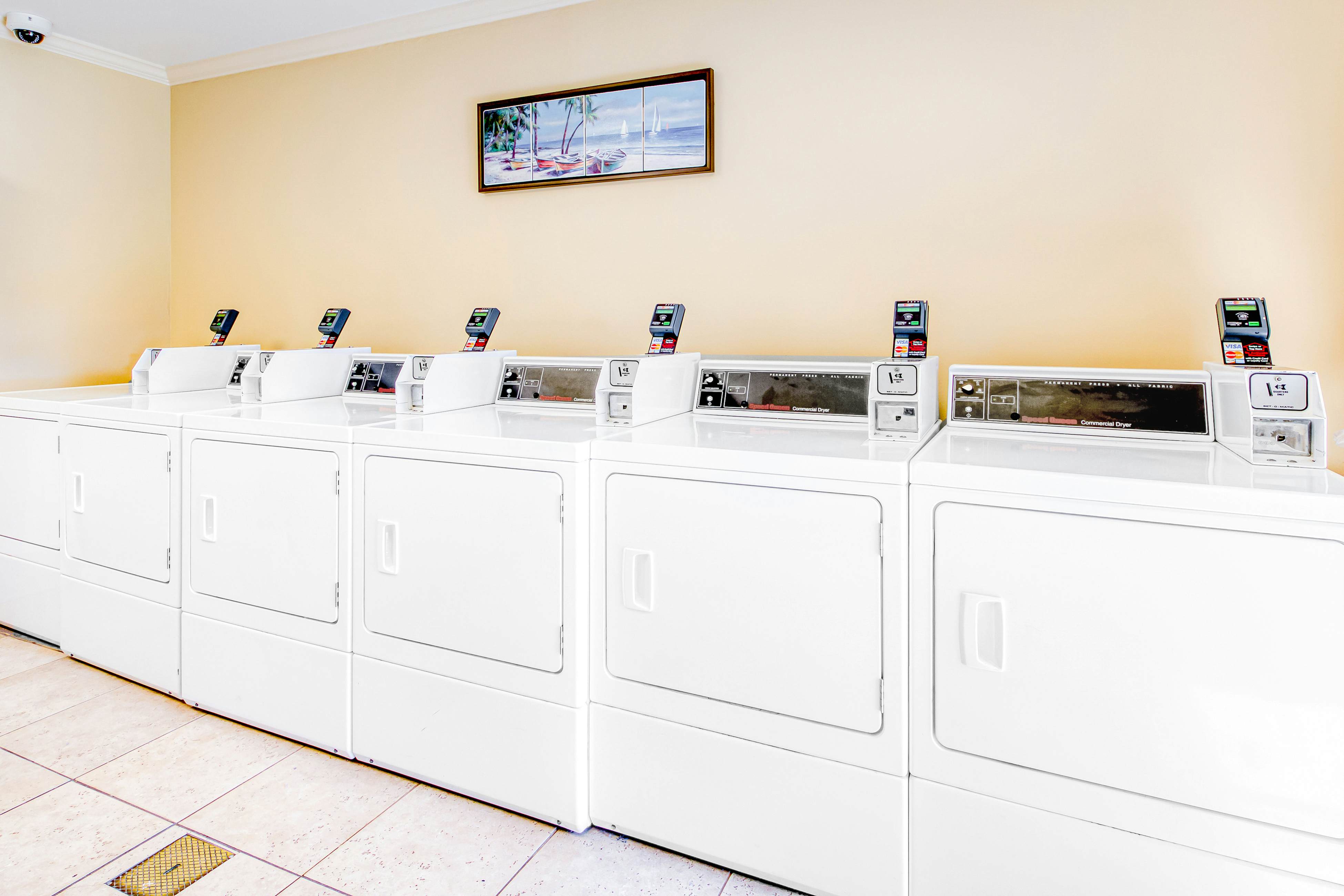 Beachfront suite with kitchenette, saltwater pool, tennis & putting green