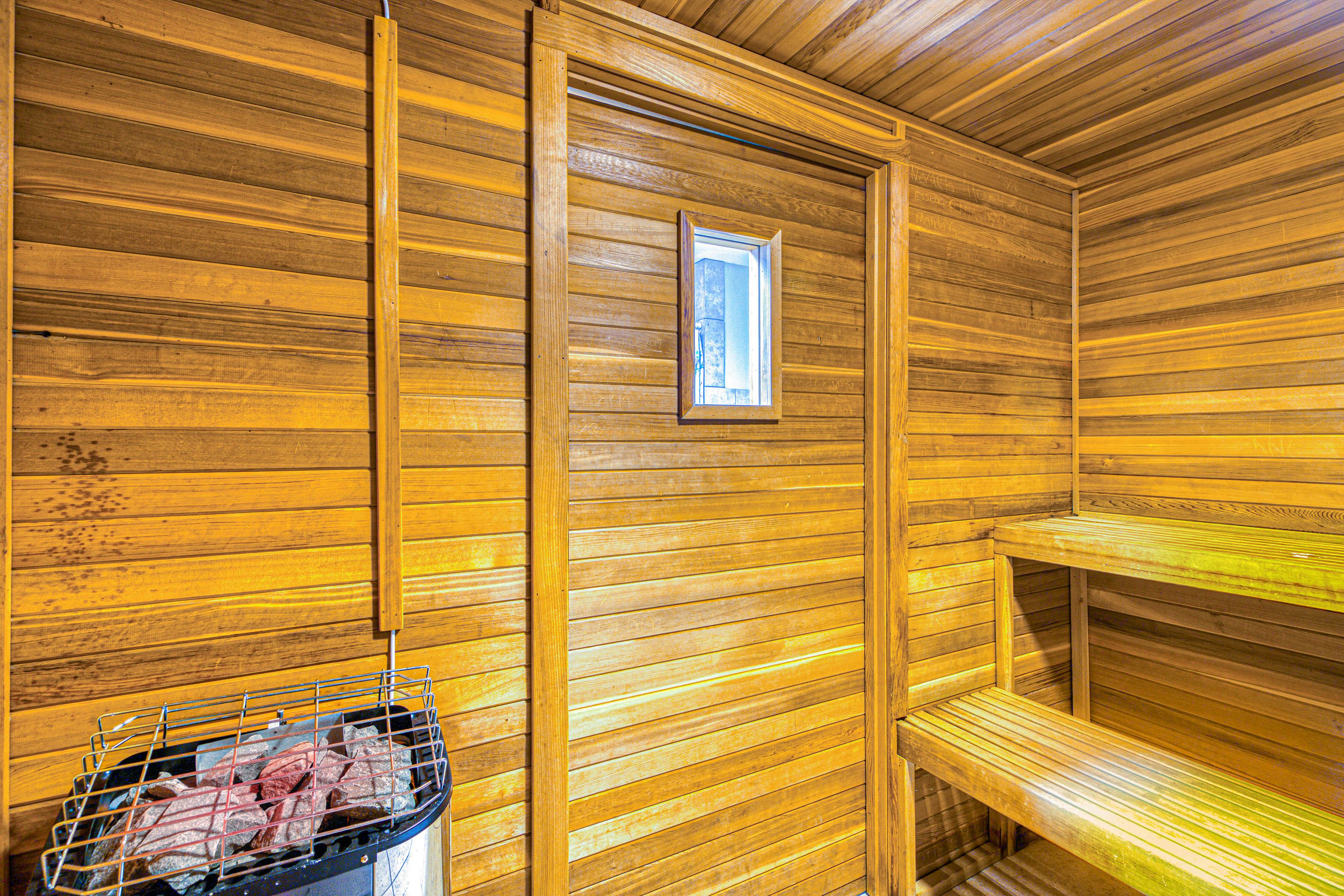 Beachfront suite with kitchenette, saltwater pool, tennis & putting green