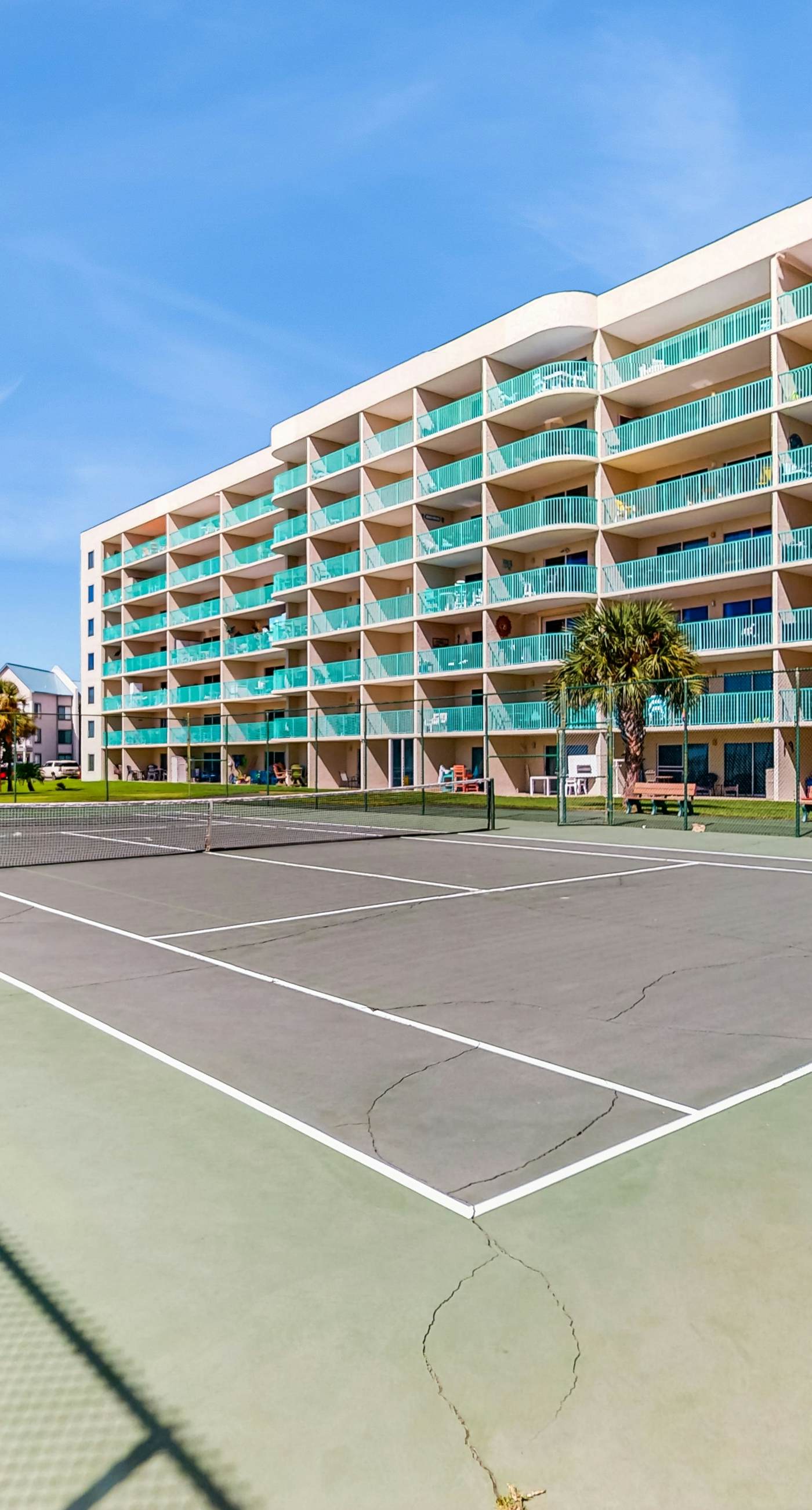 Oceanfront Condo at Plantation East - Shared Pools, Hot Tubs, Tennis, AC & WiFi