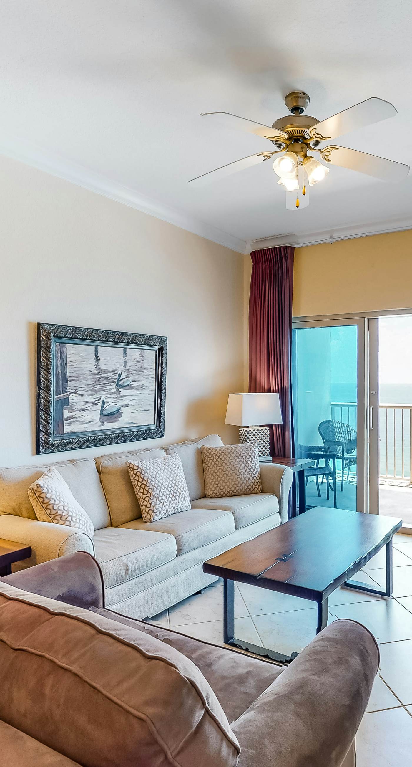 Top-floor condo with breathtaking views, beach access, pools & hot tub