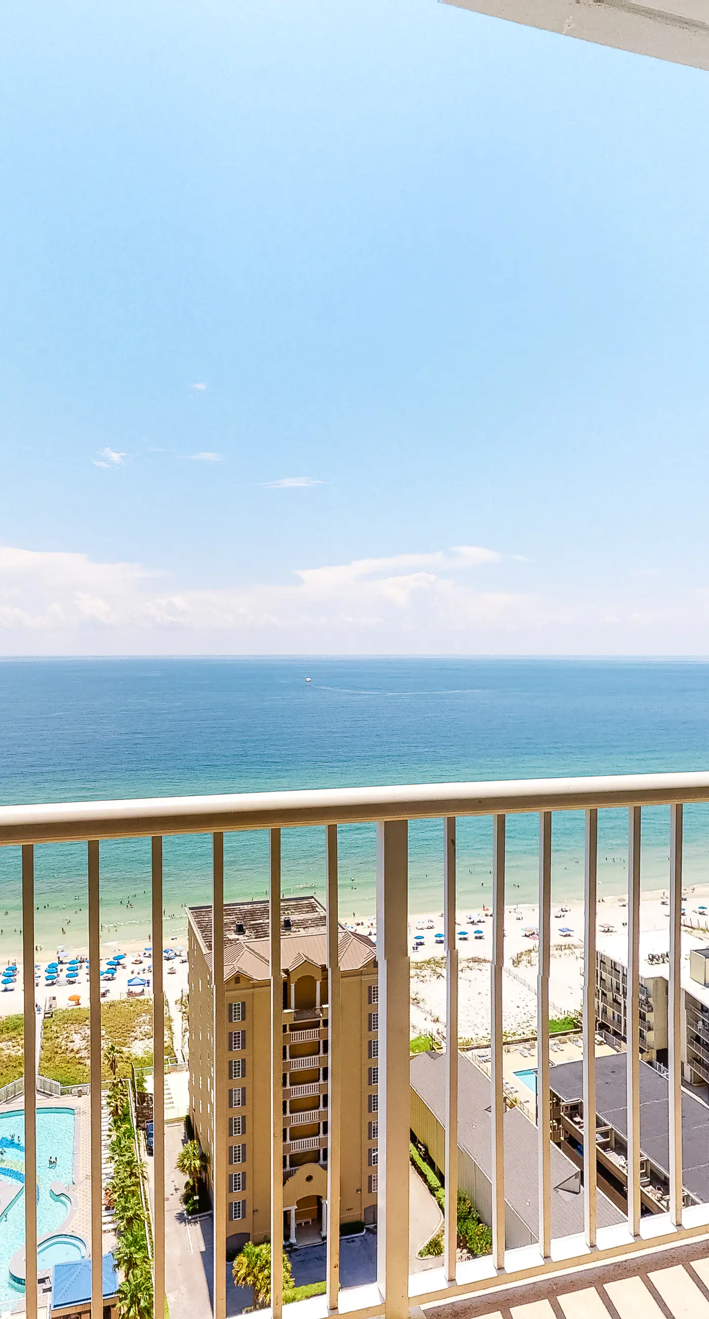 Top-floor condo with breathtaking views, beach access, pools & hot tub