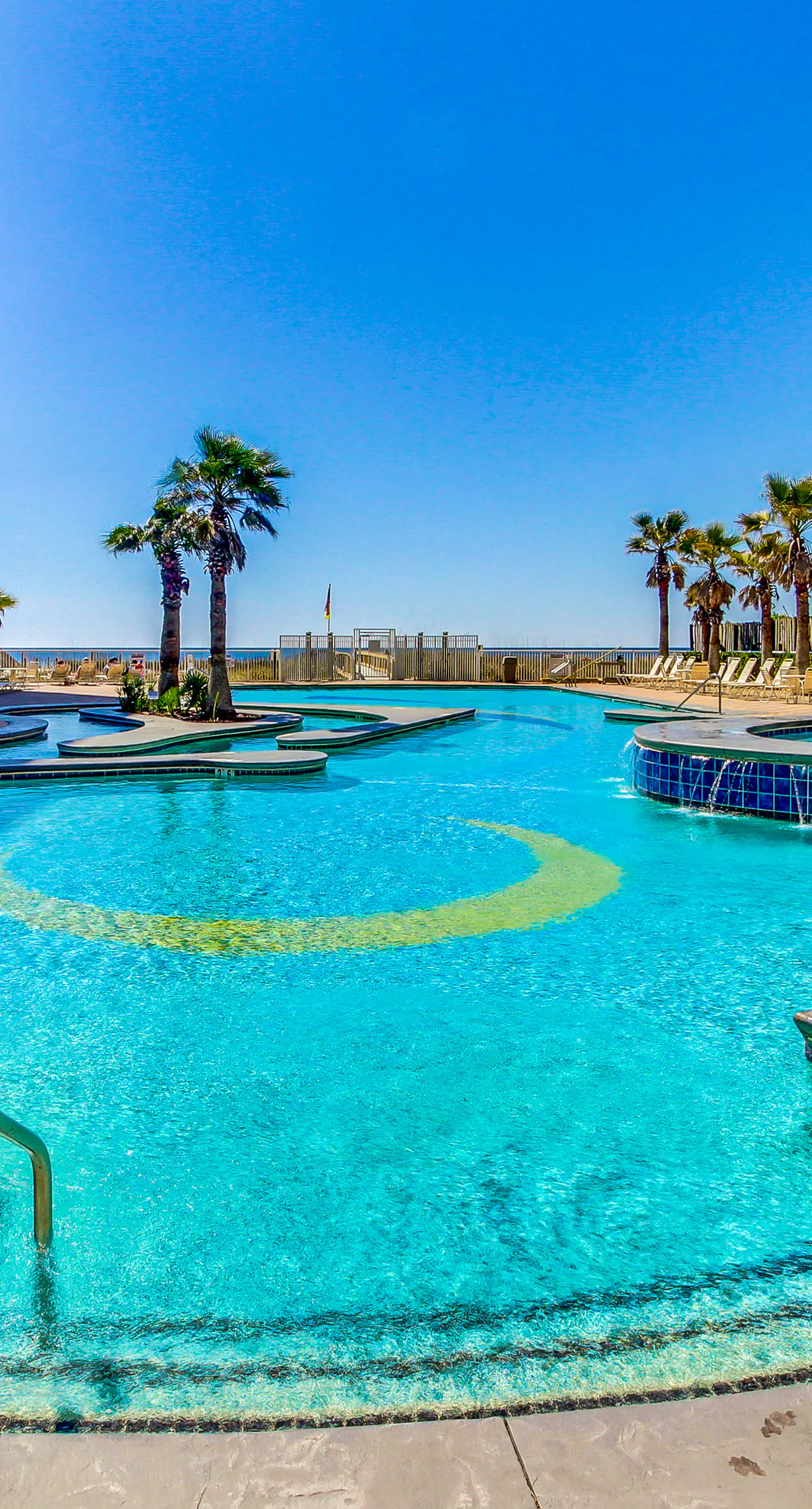 Top-floor condo with breathtaking views, beach access, pools & hot tub