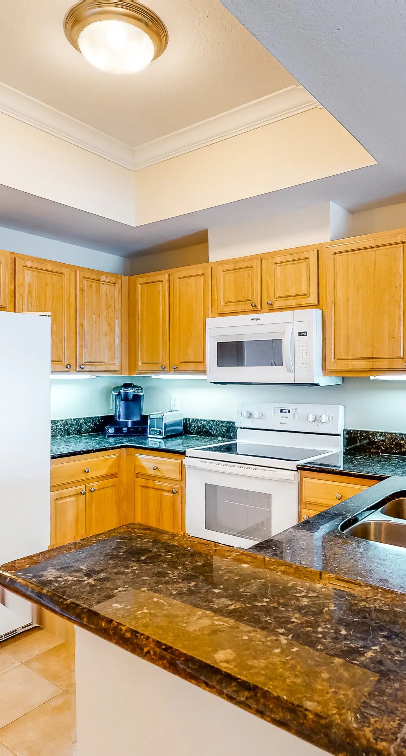 Top-floor condo with breathtaking views, beach access, pools & hot tub