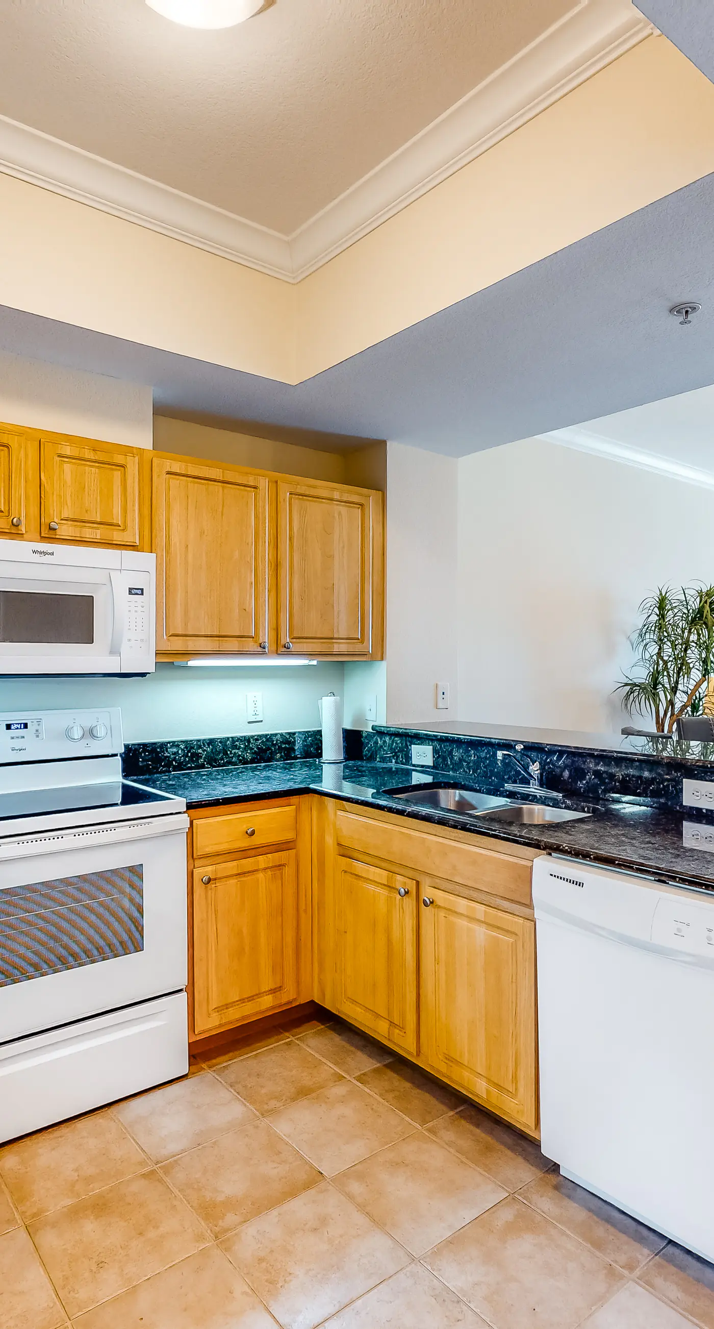 Top-floor condo with breathtaking views, beach access, pools & hot tub