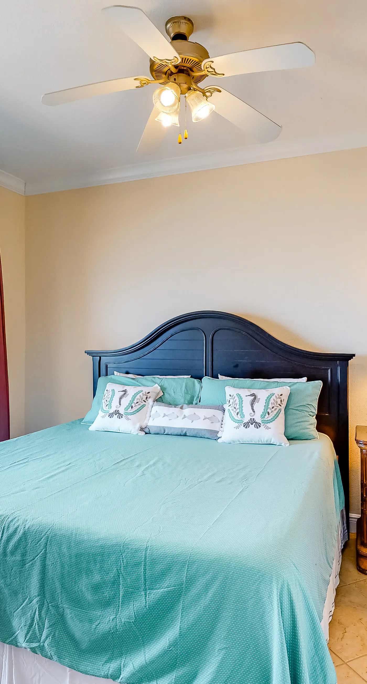 Top-floor condo with breathtaking views, beach access, pools & hot tub