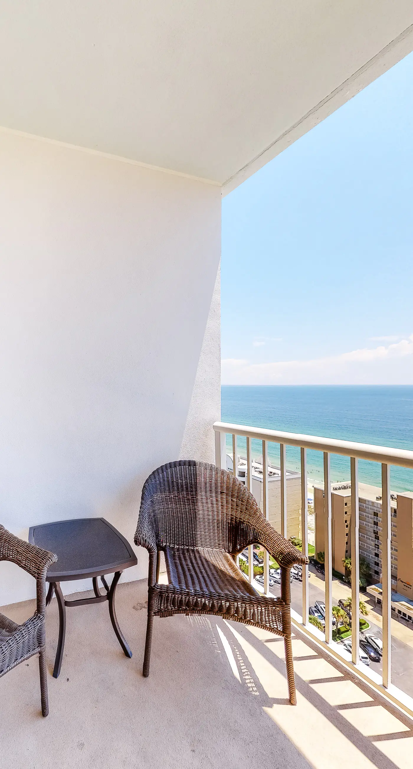 Top-floor condo with breathtaking views, beach access, pools & hot tub