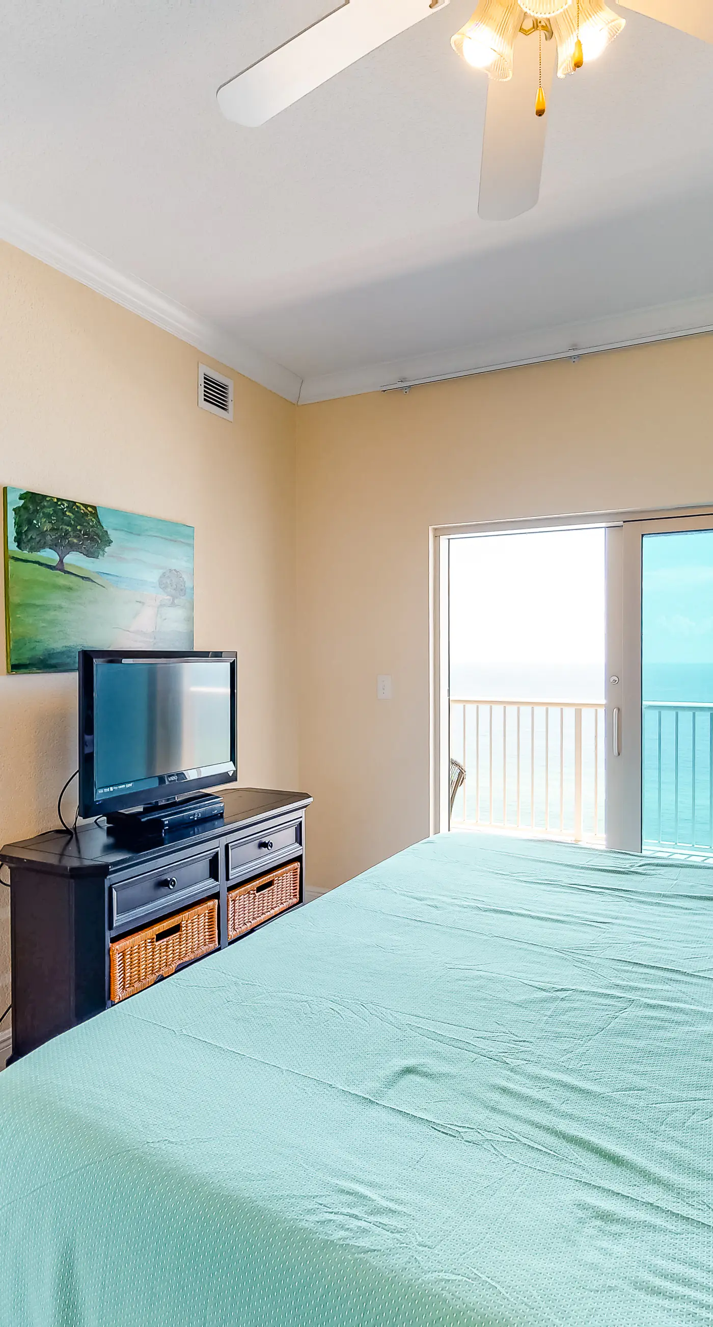 Top-floor condo with breathtaking views, beach access, pools & hot tub