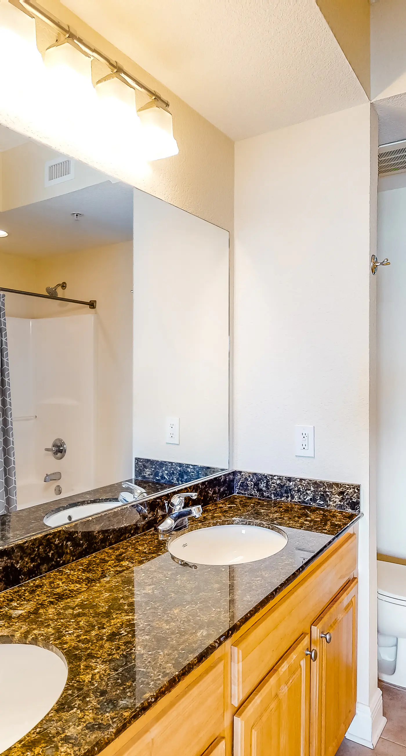 Top-floor condo with breathtaking views, beach access, pools & hot tub