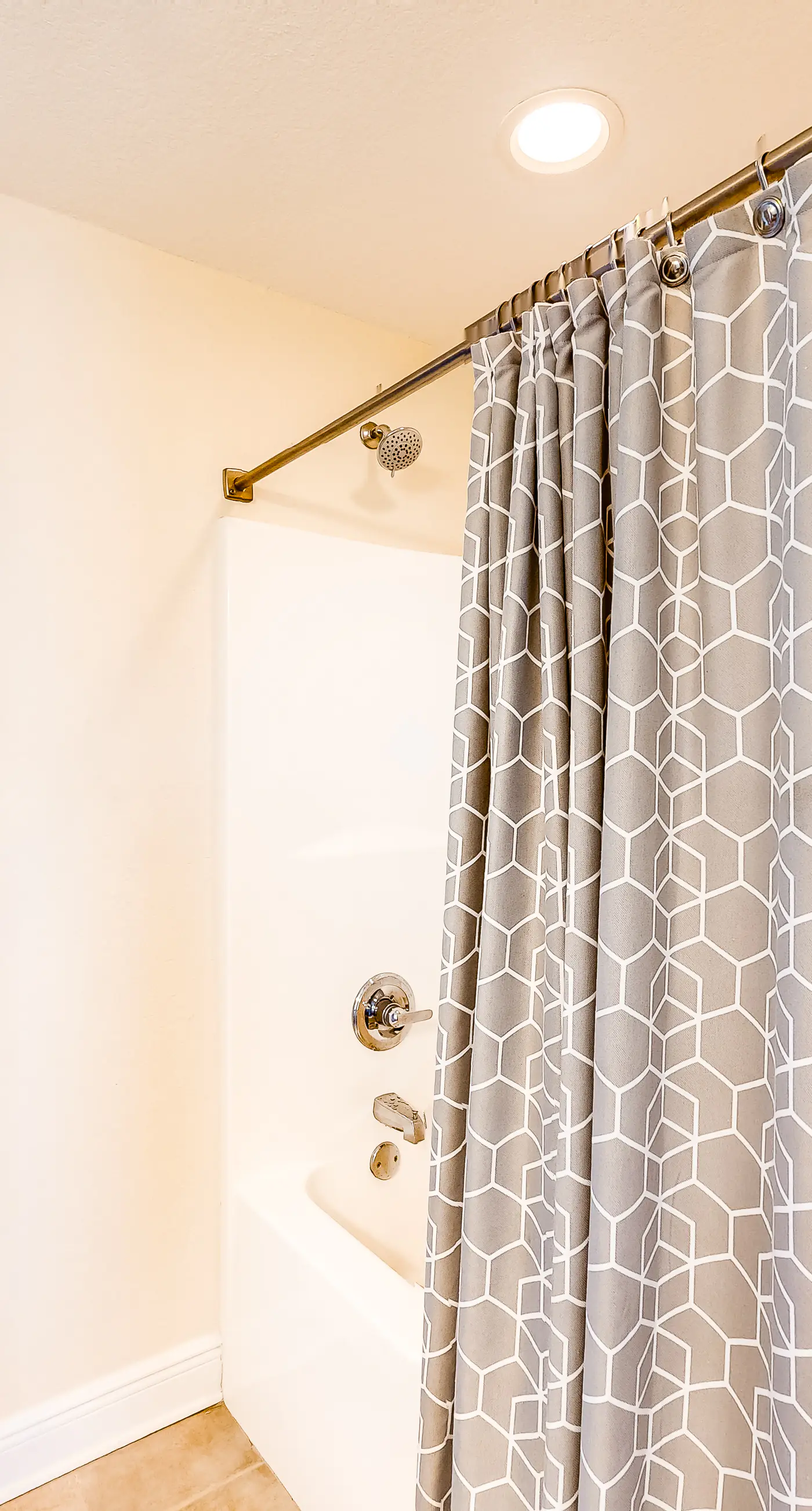 Top-floor condo with breathtaking views, beach access, pools & hot tub