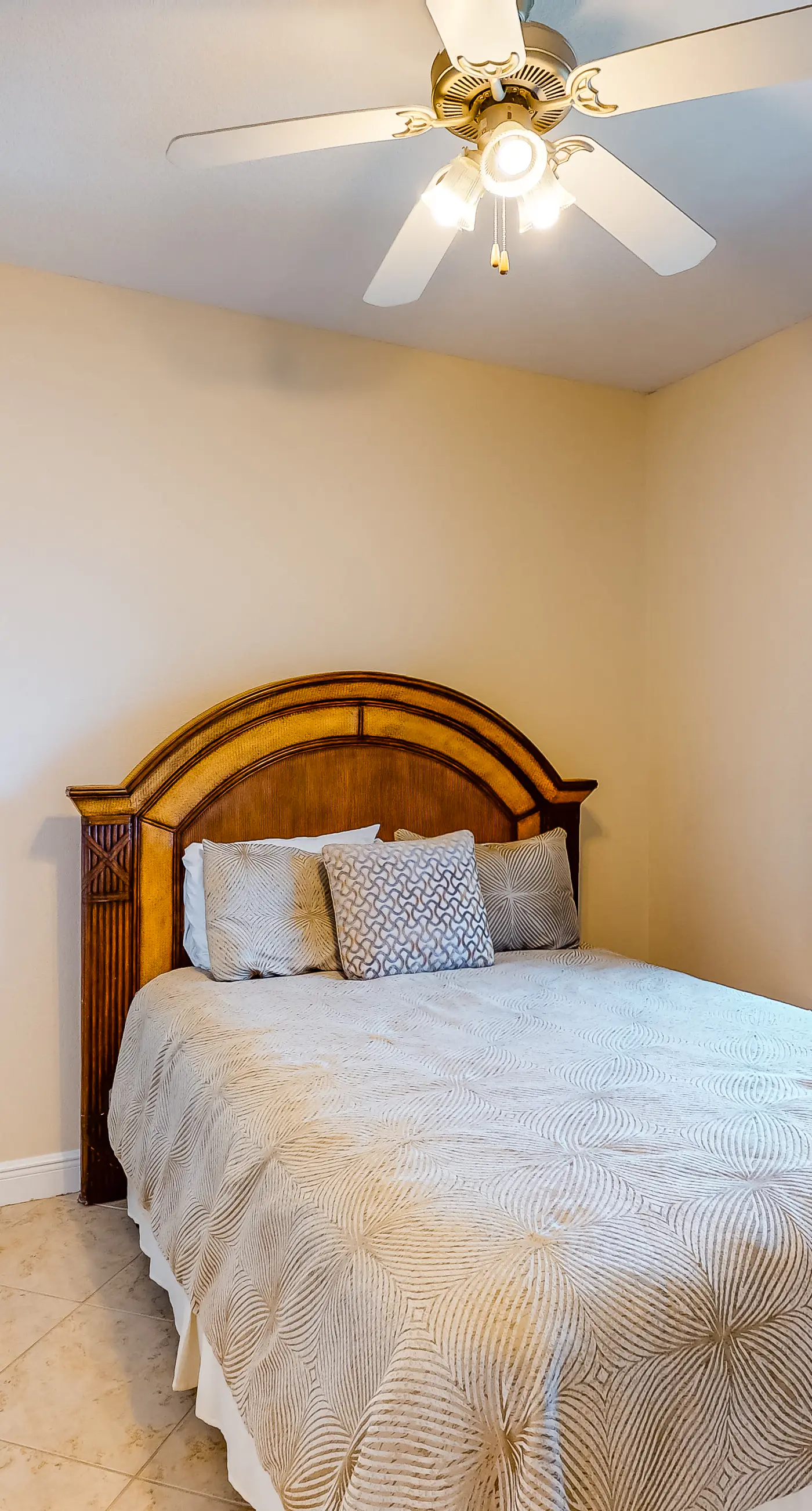 Top-floor condo with breathtaking views, beach access, pools & hot tub