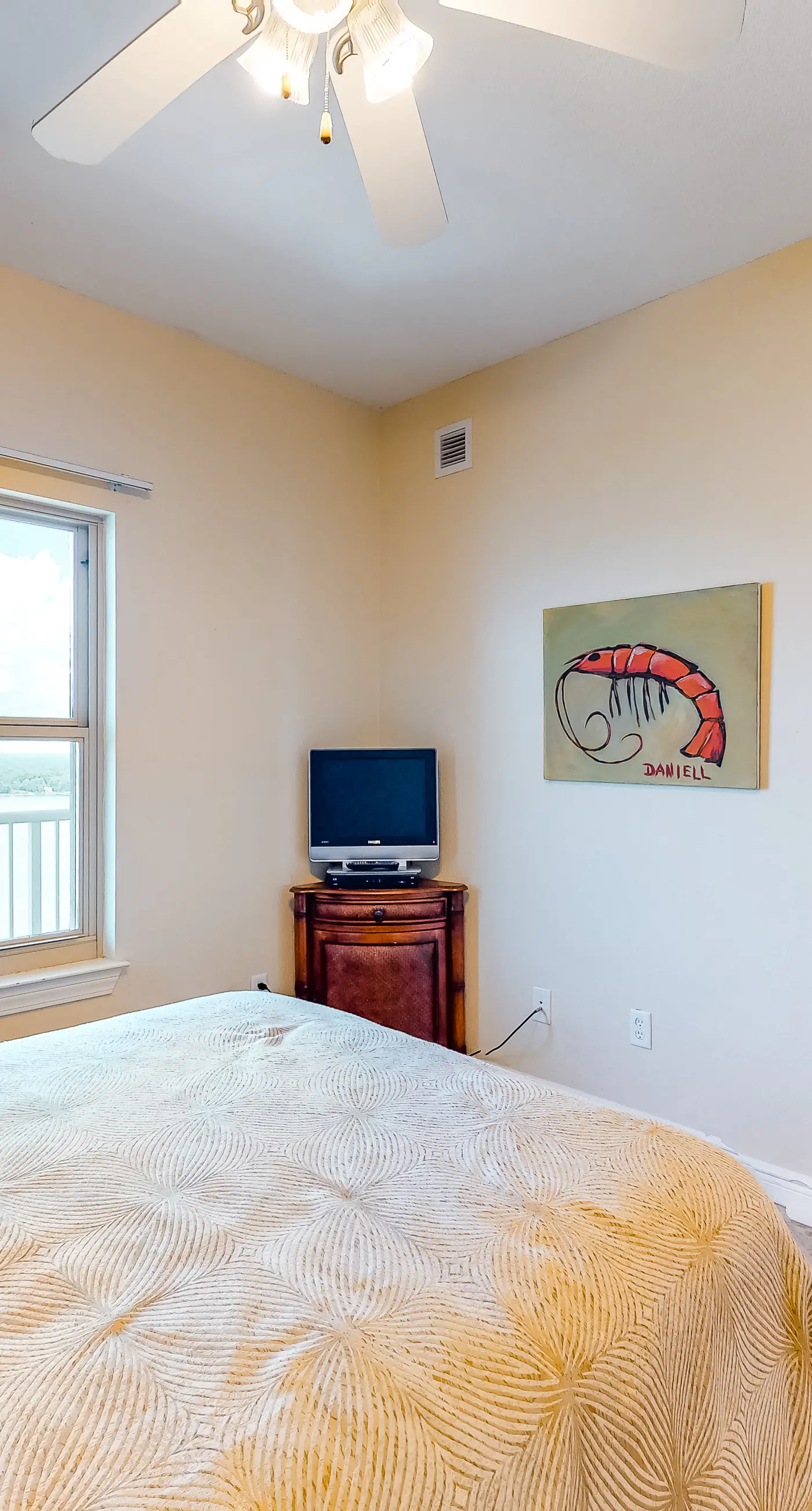 Top-floor condo with breathtaking views, beach access, pools & hot tub