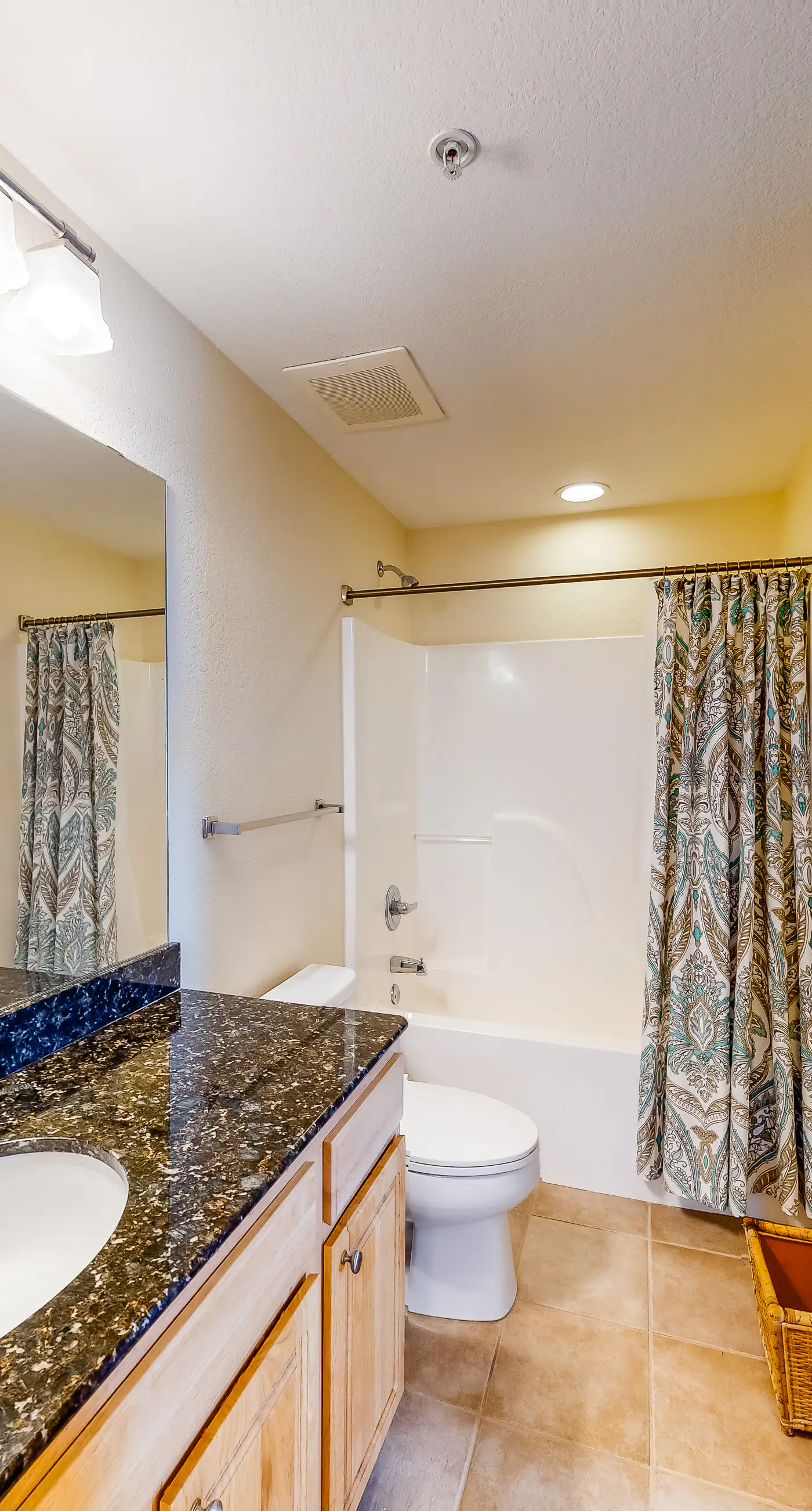 Top-floor condo with breathtaking views, beach access, pools & hot tub