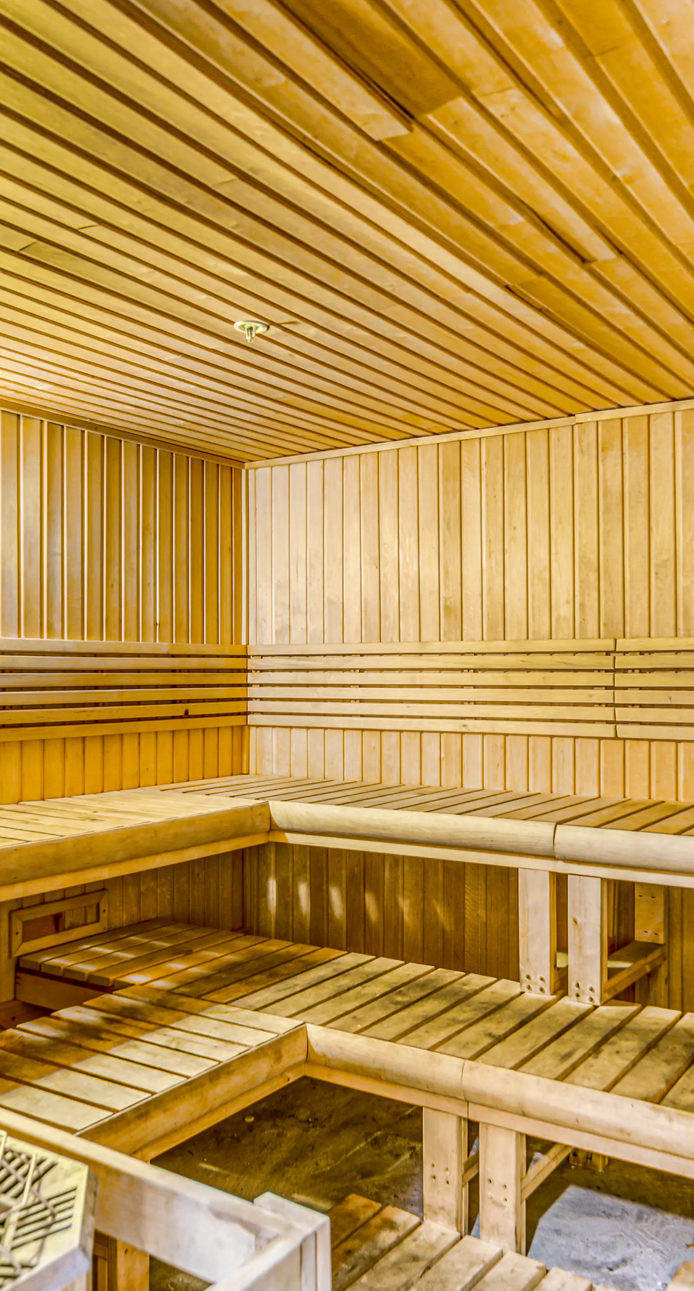 Top-floor condo with breathtaking views, beach access, pools & hot tub