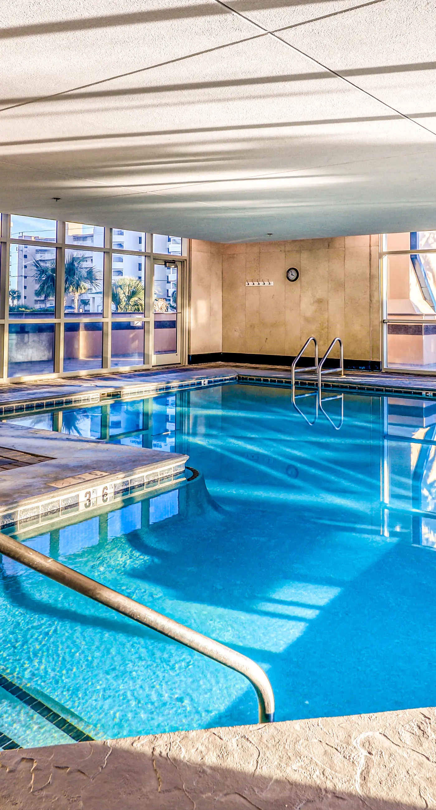 Top-floor condo with breathtaking views, beach access, pools & hot tub