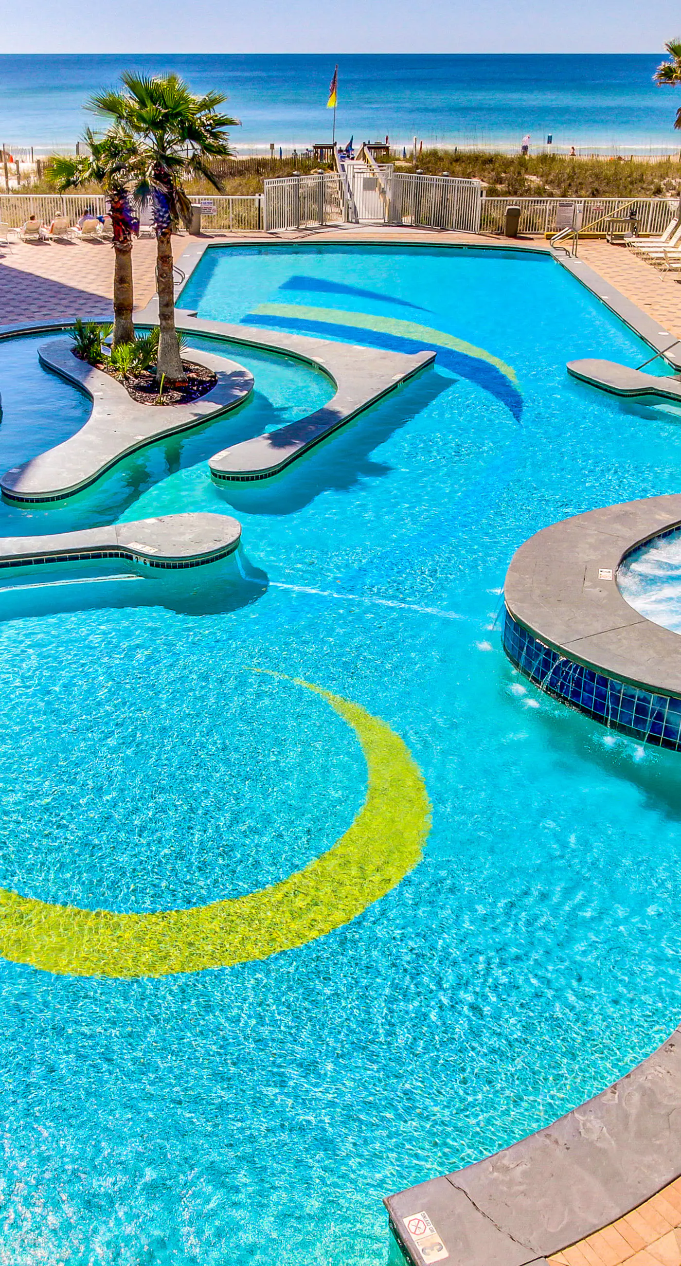 Top-floor condo with breathtaking views, beach access, pools & hot tub