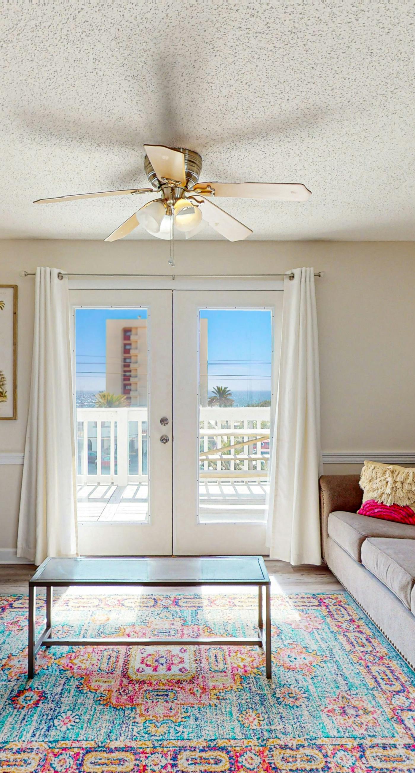 Top-floor condo with pool & great views - close to the beach