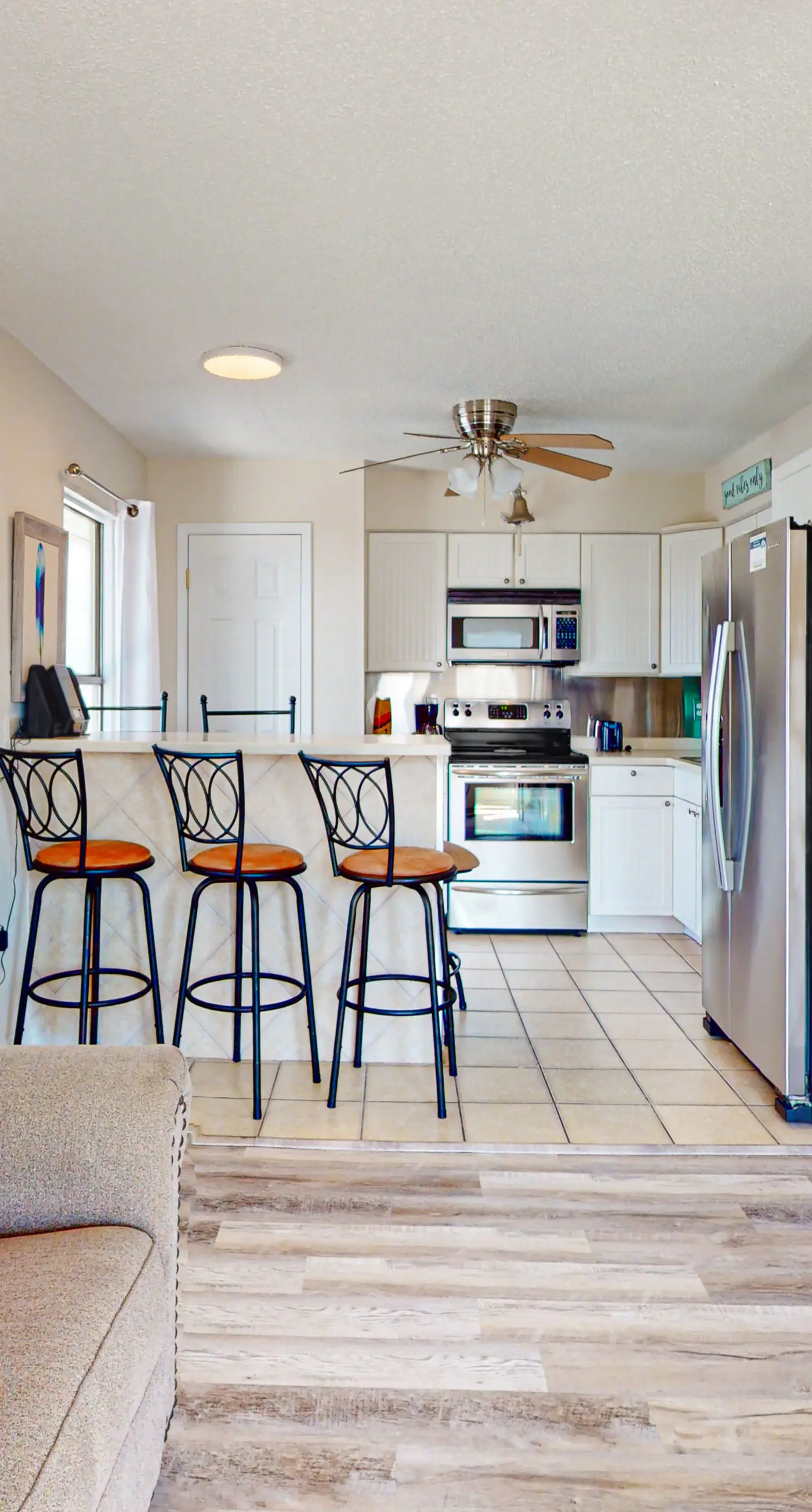 Top-floor condo with pool & great views - close to the beach