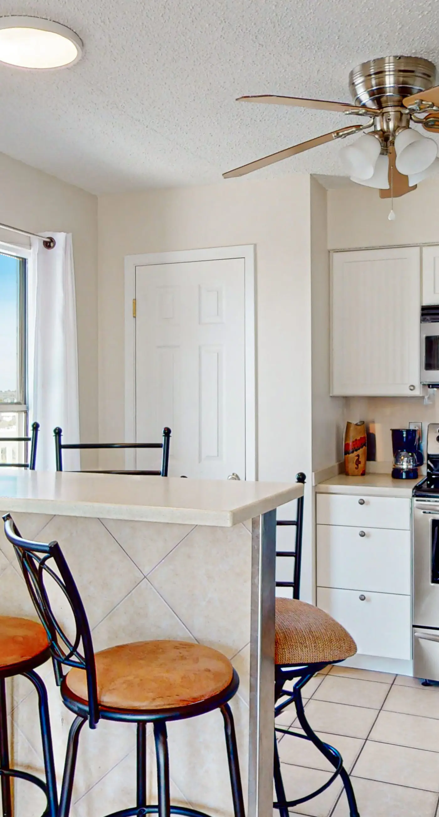 Top-floor condo with pool & great views - close to the beach