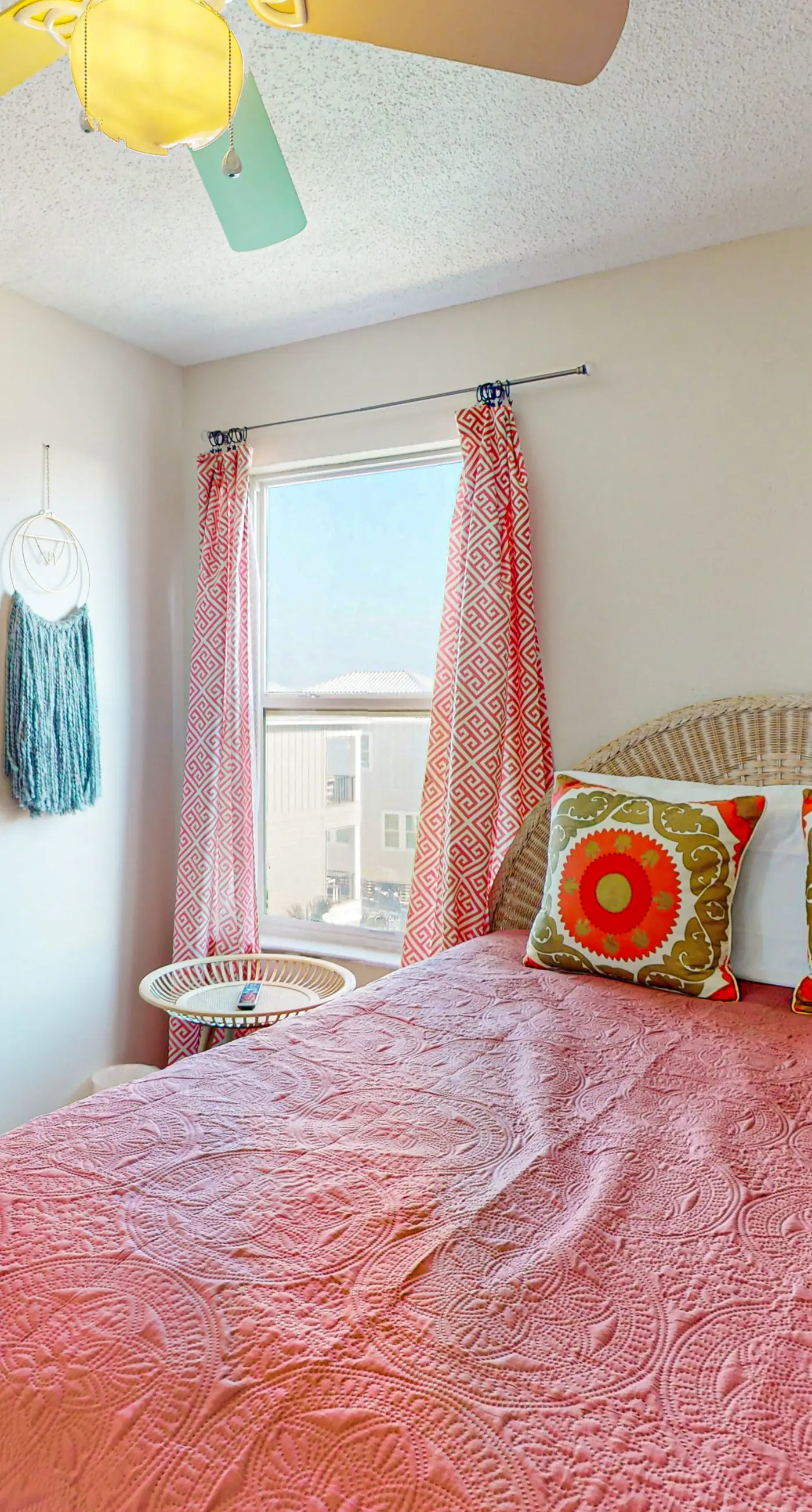 Top-floor condo with pool & great views - close to the beach
