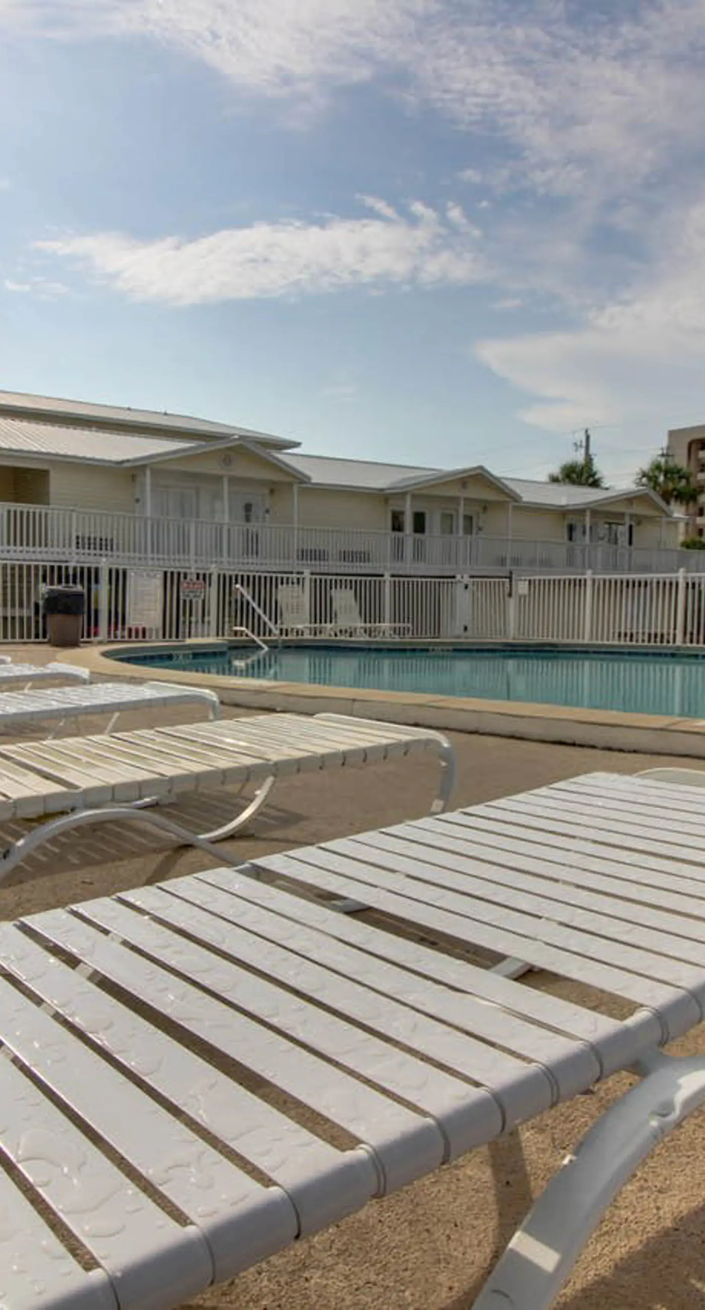 Top-floor condo with pool & great views - close to the beach