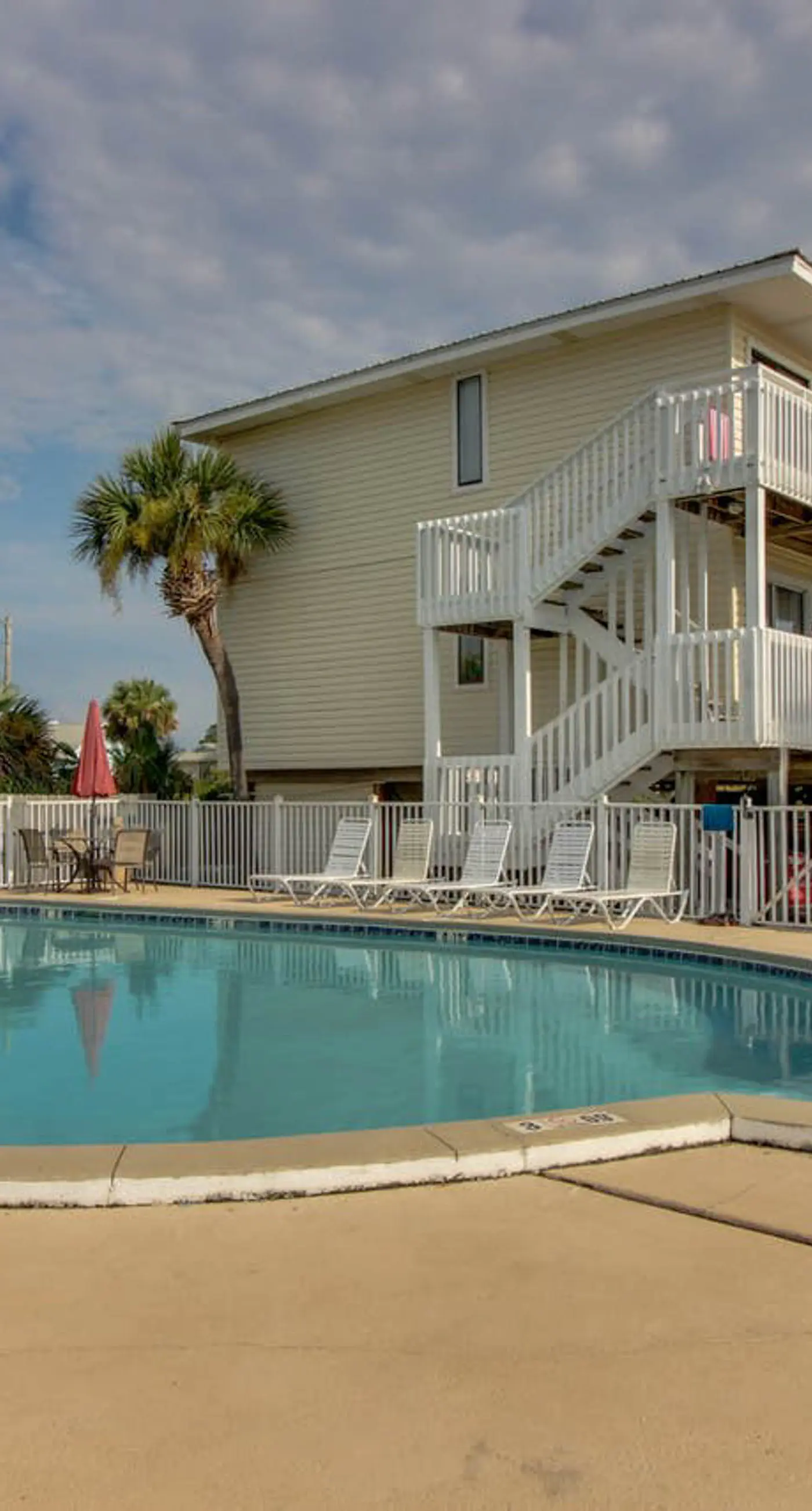 Top-floor condo with pool & great views - close to the beach