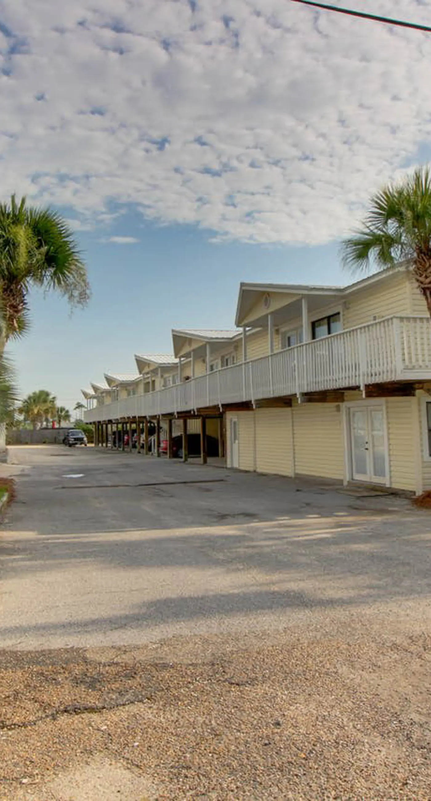 Top-floor condo with pool & great views - close to the beach