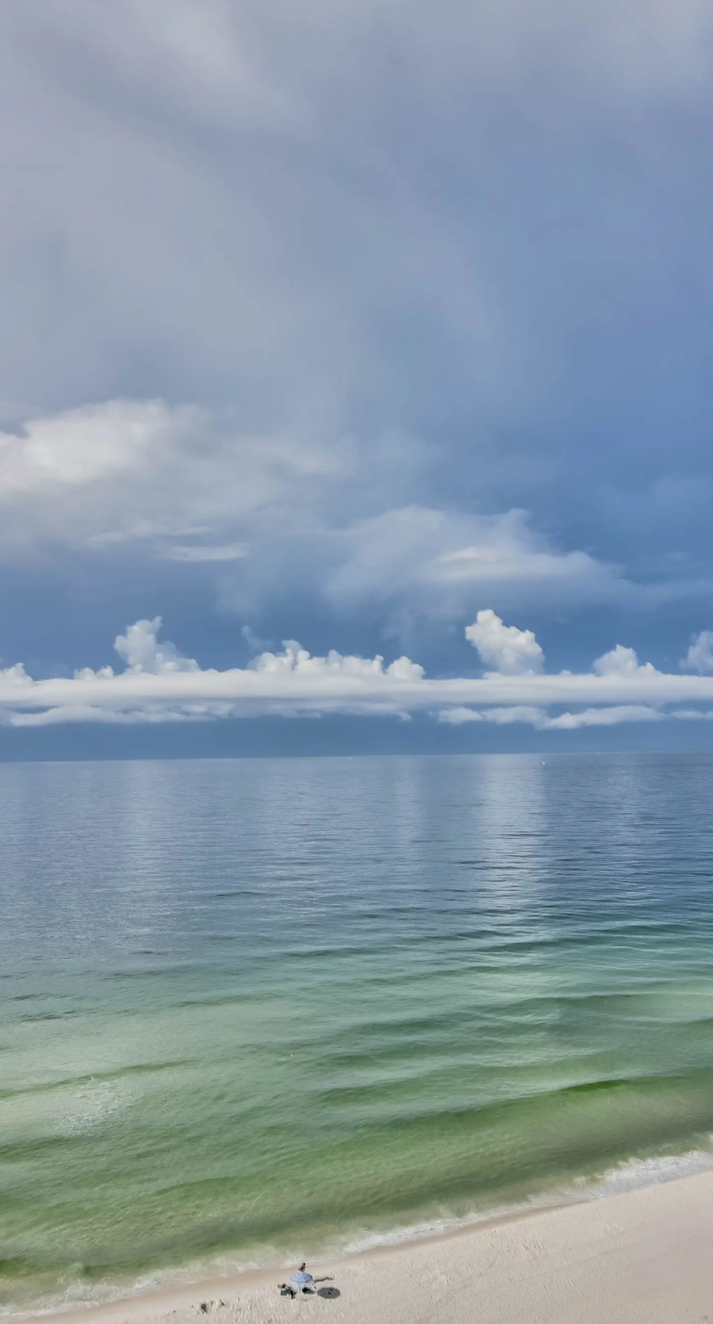 Top-floor condo with pool & great views - close to the beach