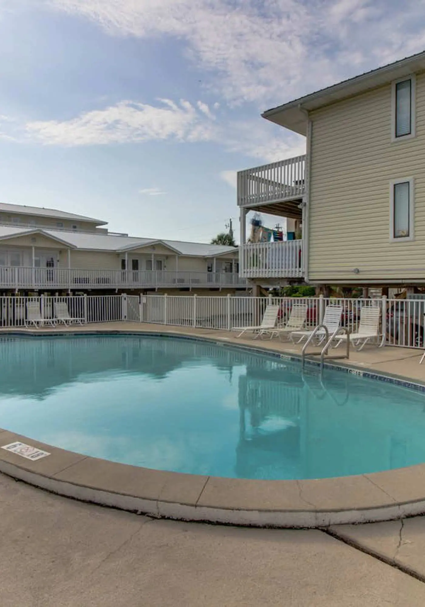 Top-floor condo with pool & great views - close to the beach