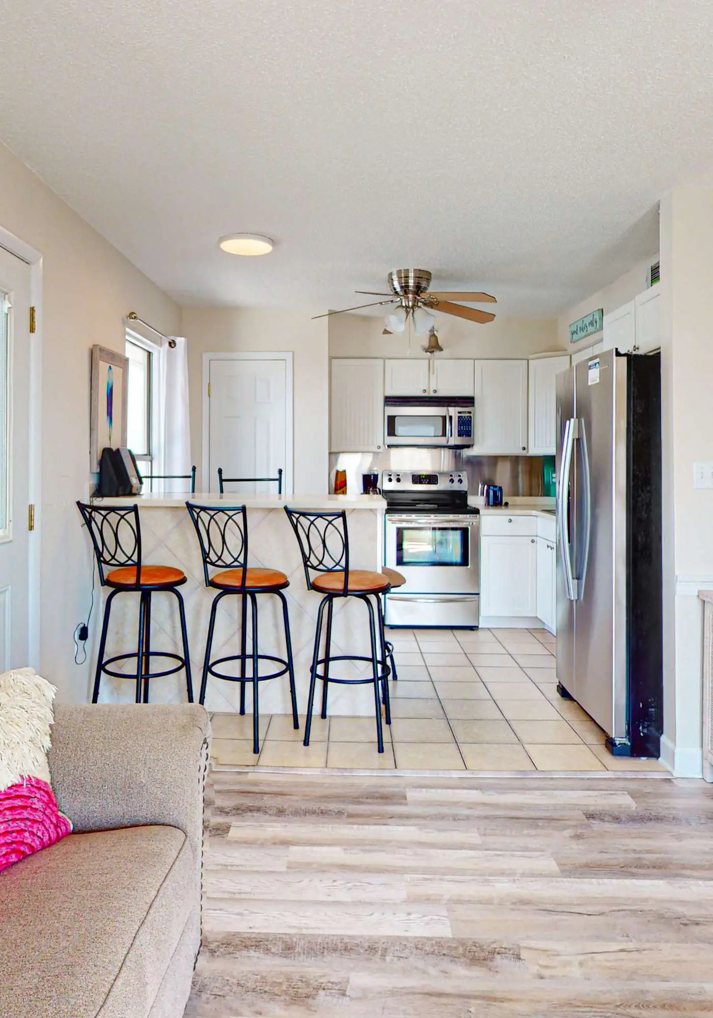 Top-floor condo with pool & great views - close to the beach