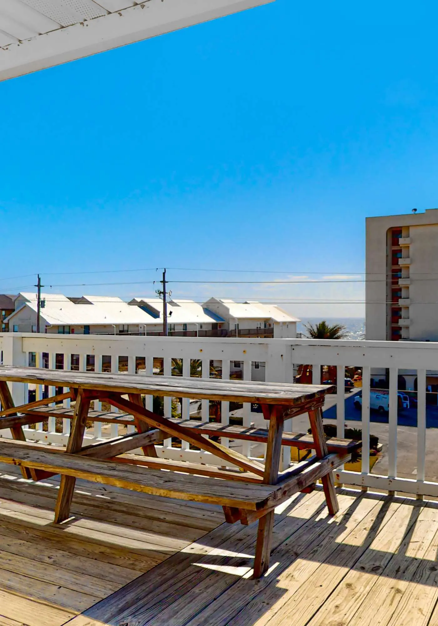 Top-floor condo with pool & great views - close to the beach