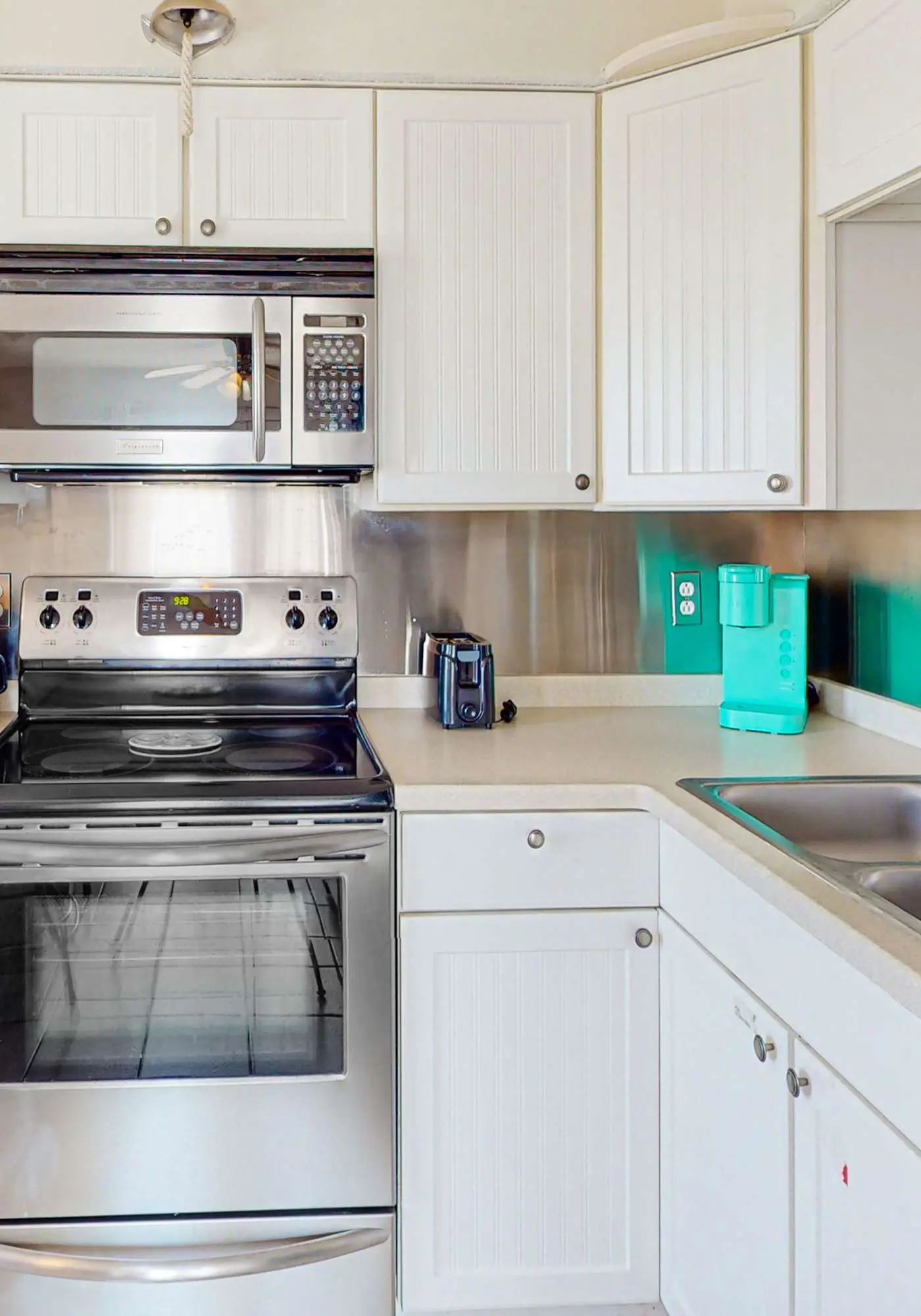 Top-floor condo with pool & great views - close to the beach