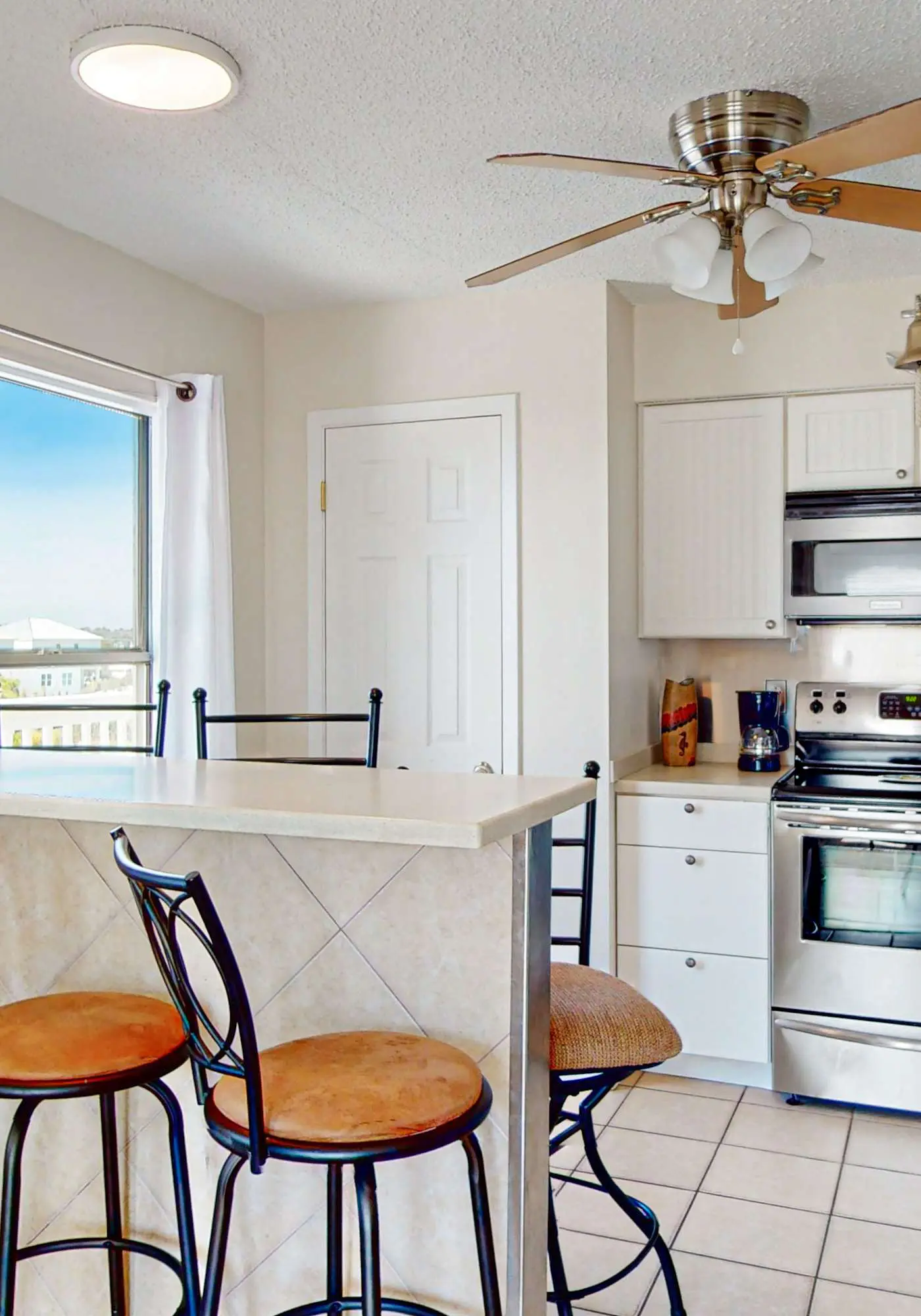 Top-floor condo with pool & great views - close to the beach