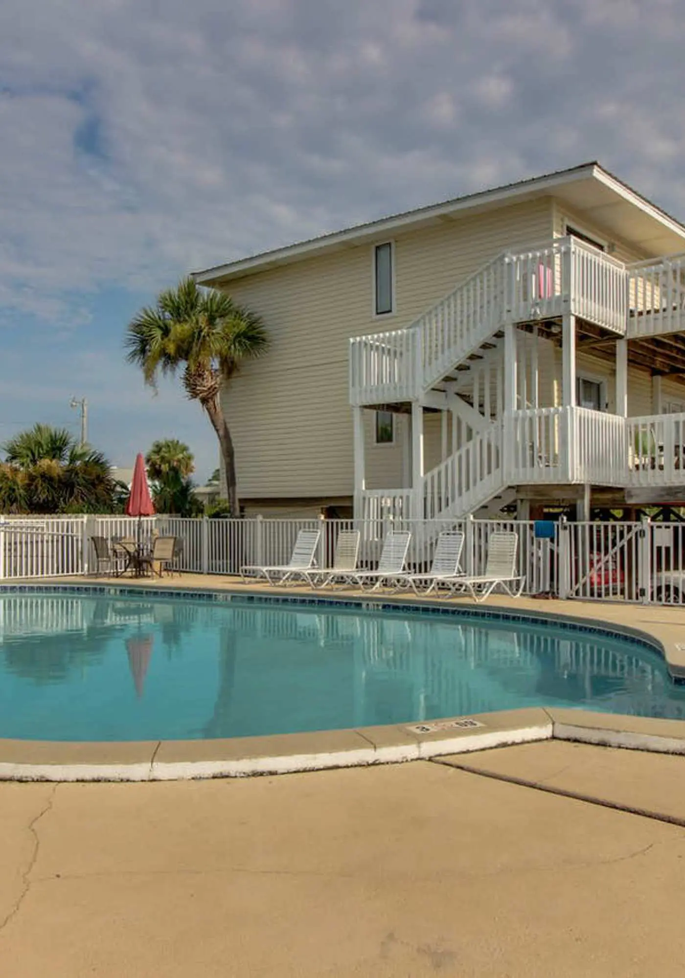Top-floor condo with pool & great views - close to the beach