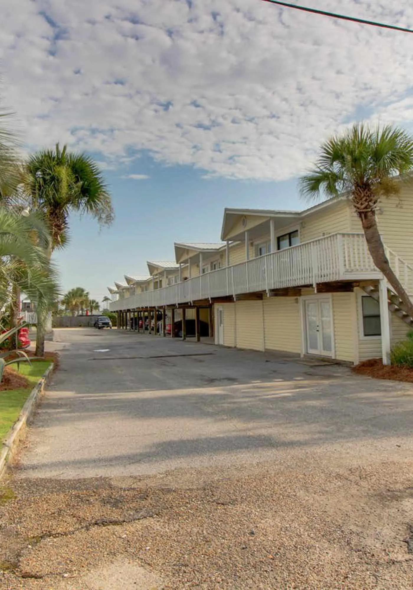 Top-floor condo with pool & great views - close to the beach