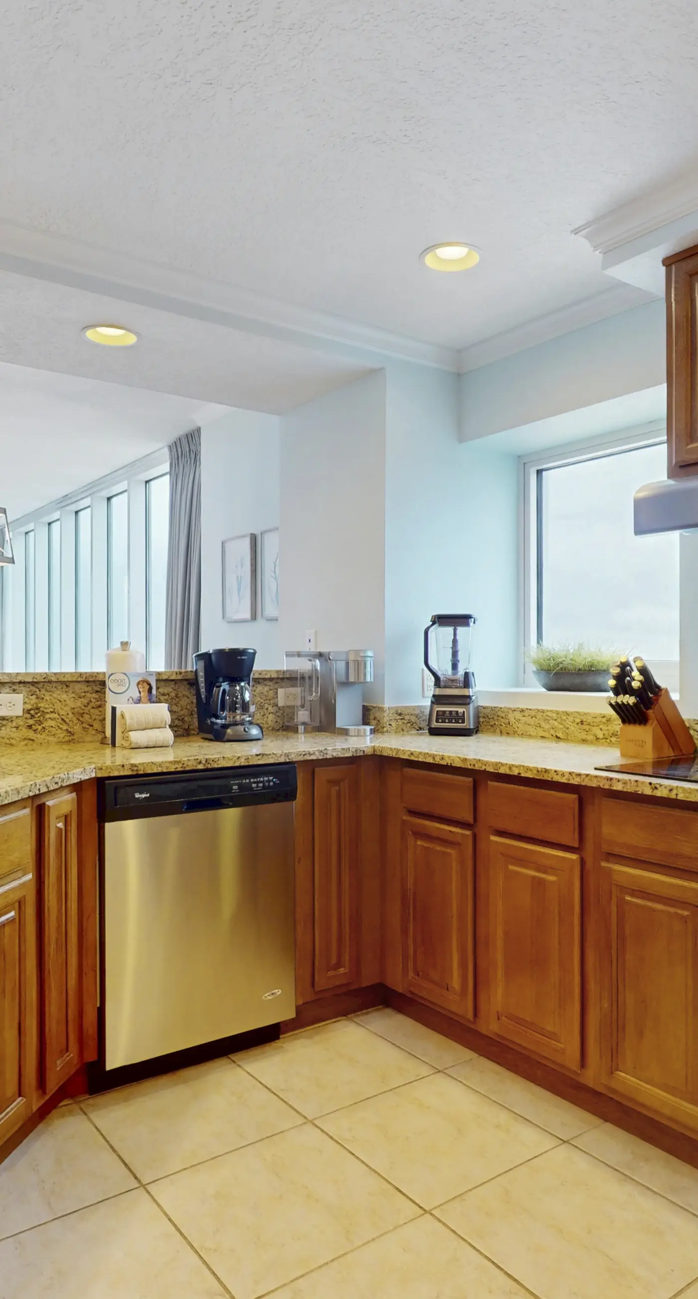 Luxurious beachfront condo w incredible Gulf view & shared pool hot tub