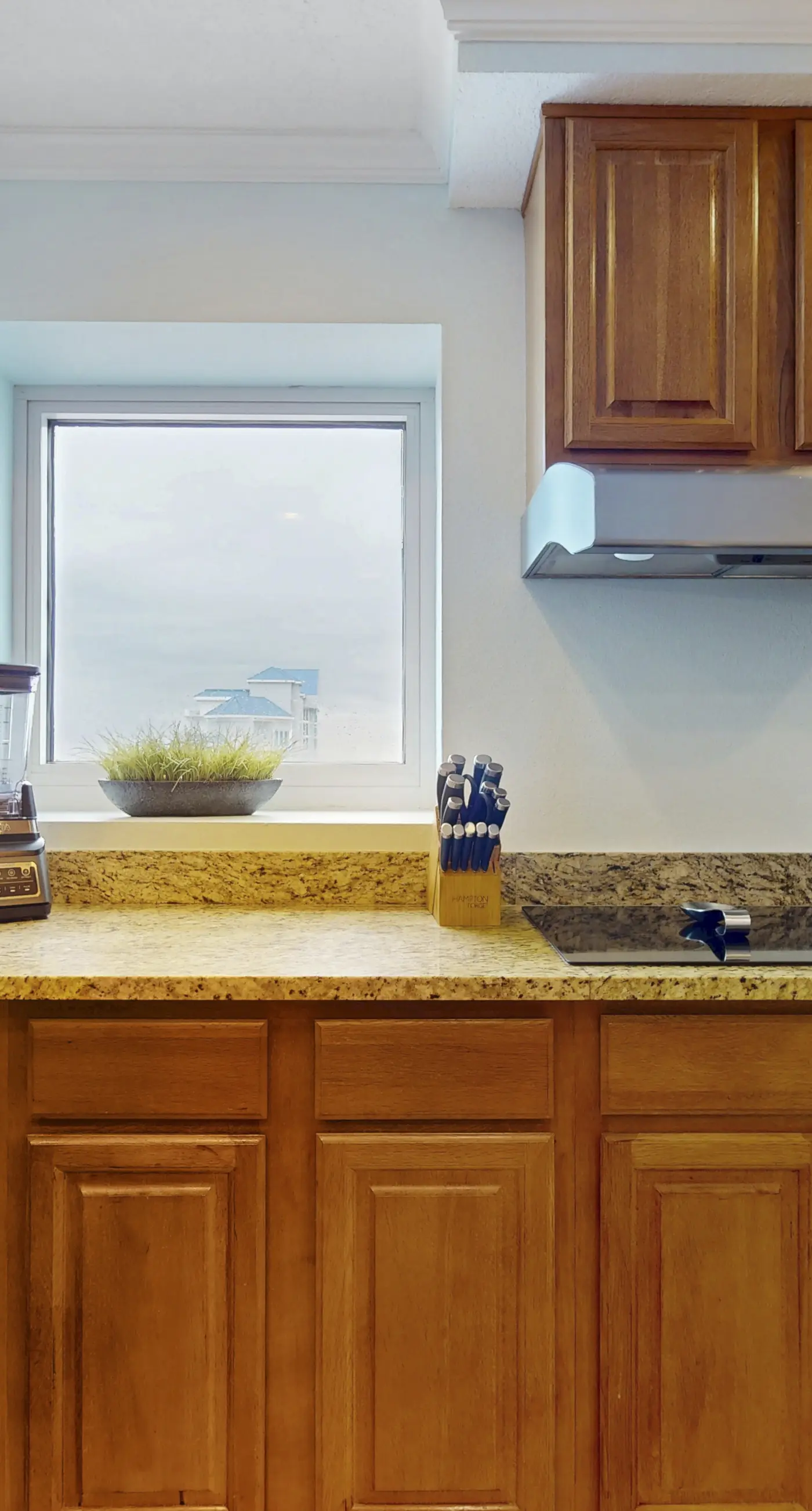 Luxurious beachfront condo w incredible Gulf view & shared pool hot tub