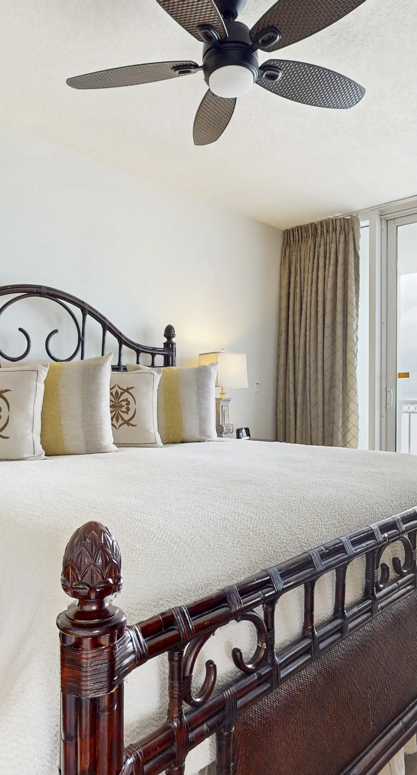 Luxurious beachfront condo w incredible Gulf view & shared pool hot tub