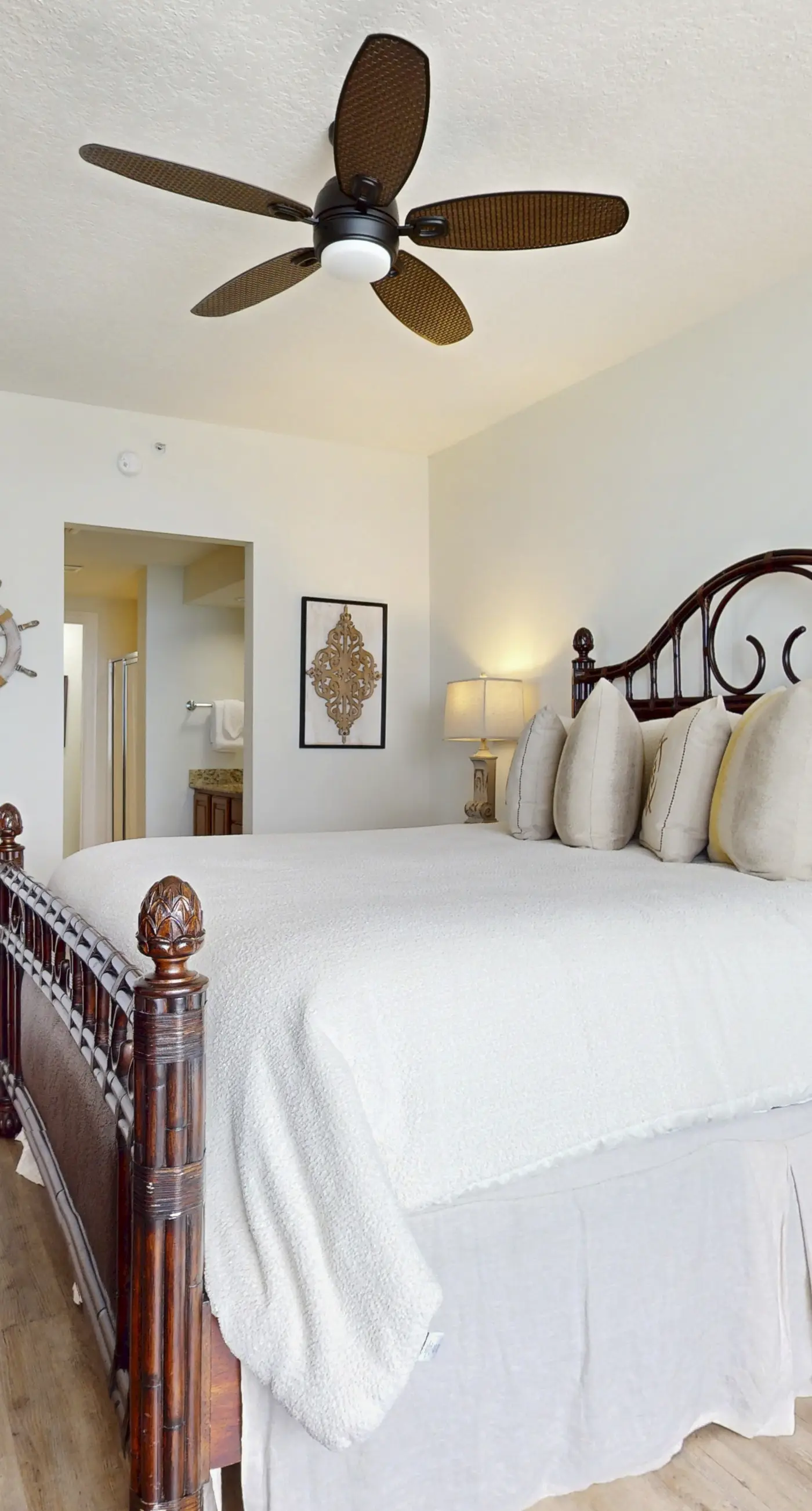 Luxurious beachfront condo w incredible Gulf view & shared pool hot tub