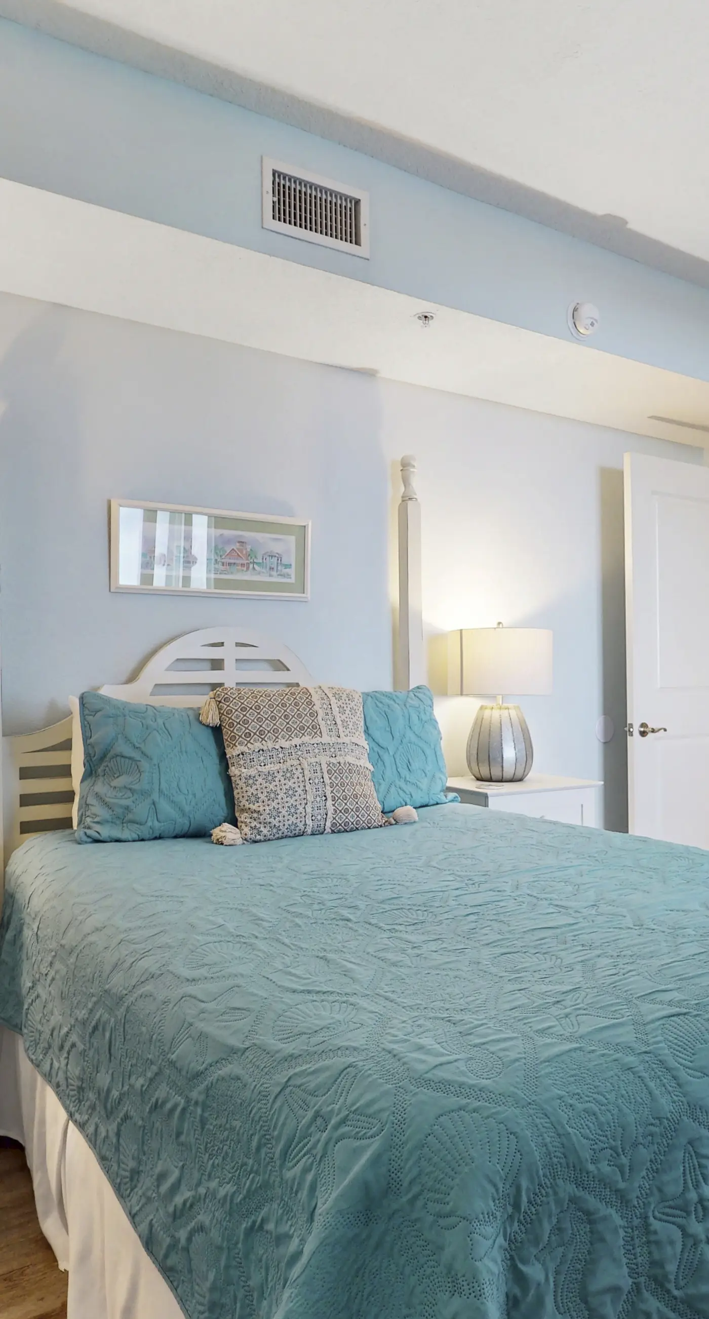 Luxurious beachfront condo w incredible Gulf view & shared pool hot tub