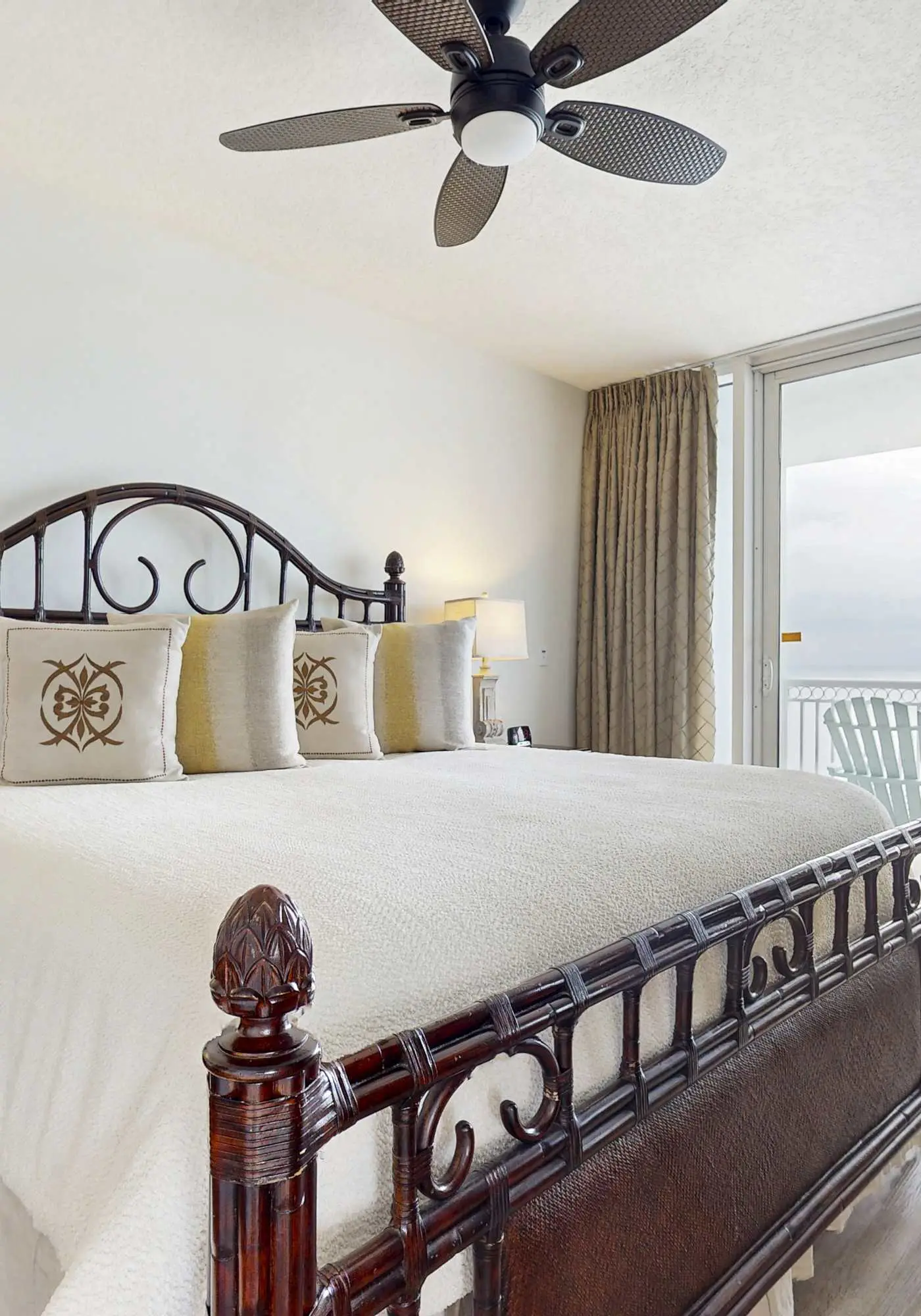 Luxurious beachfront condo w incredible Gulf view & shared pool hot tub