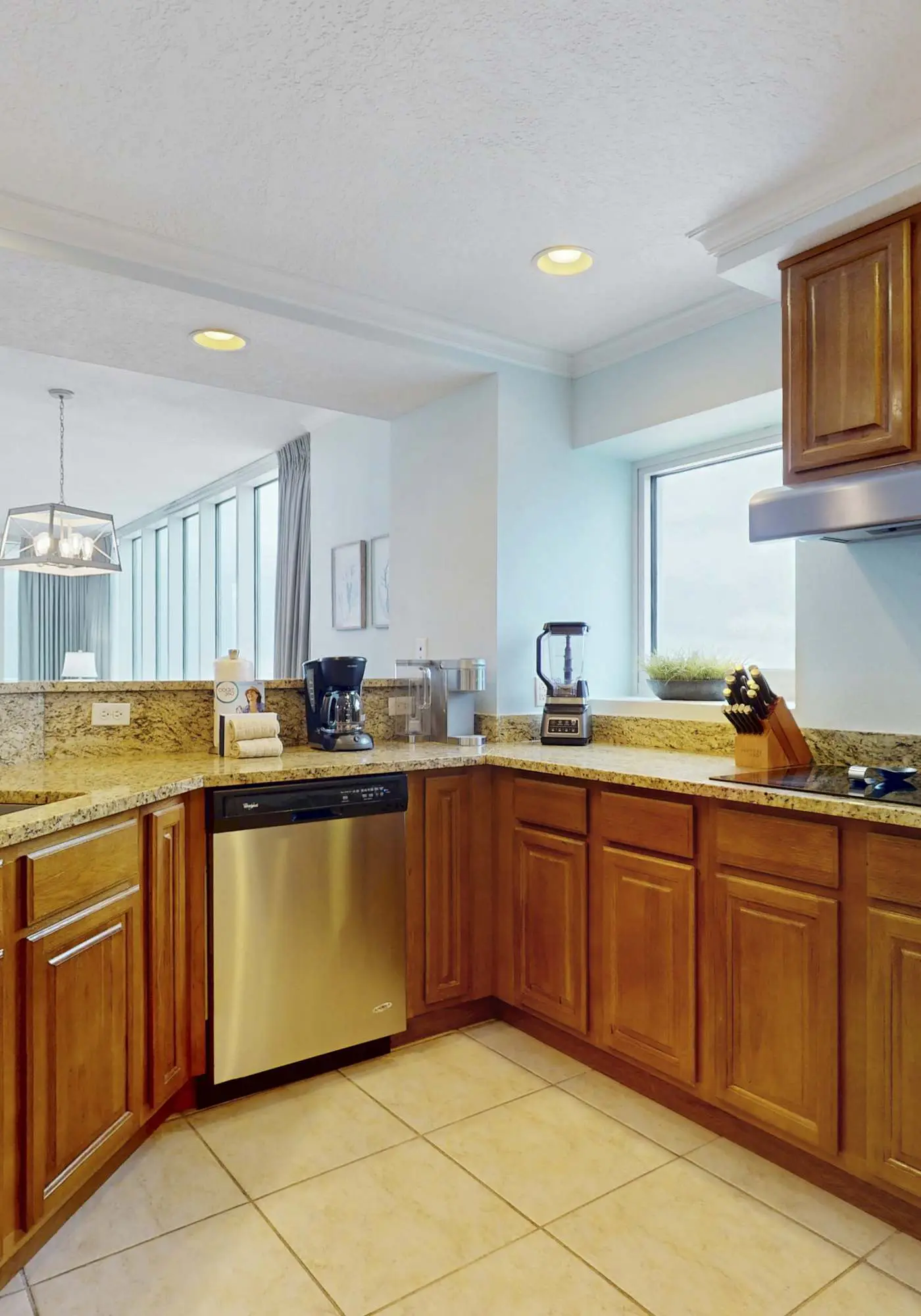 Luxurious beachfront condo w incredible Gulf view & shared pool hot tub