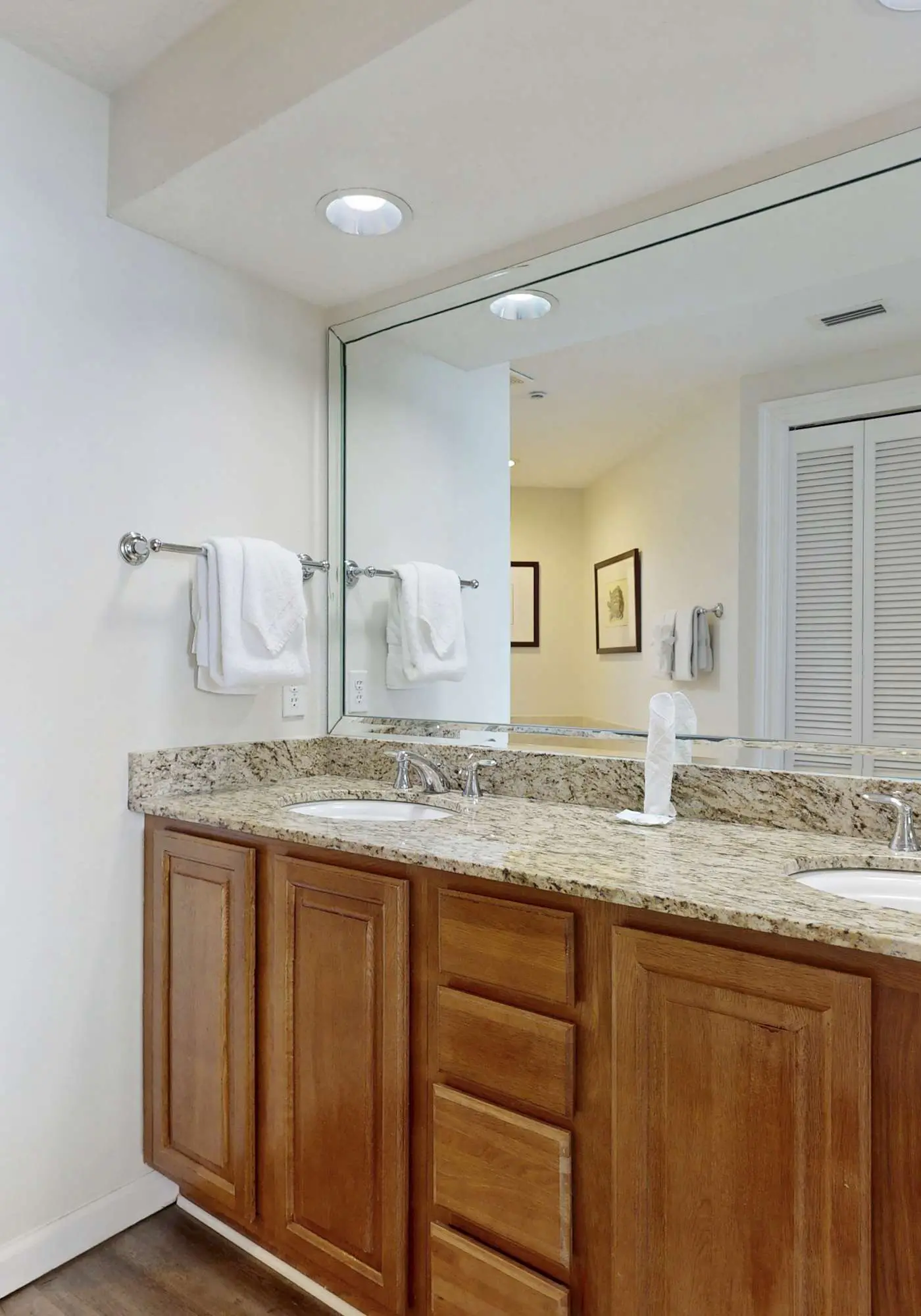 Luxurious beachfront condo w incredible Gulf view & shared pool hot tub